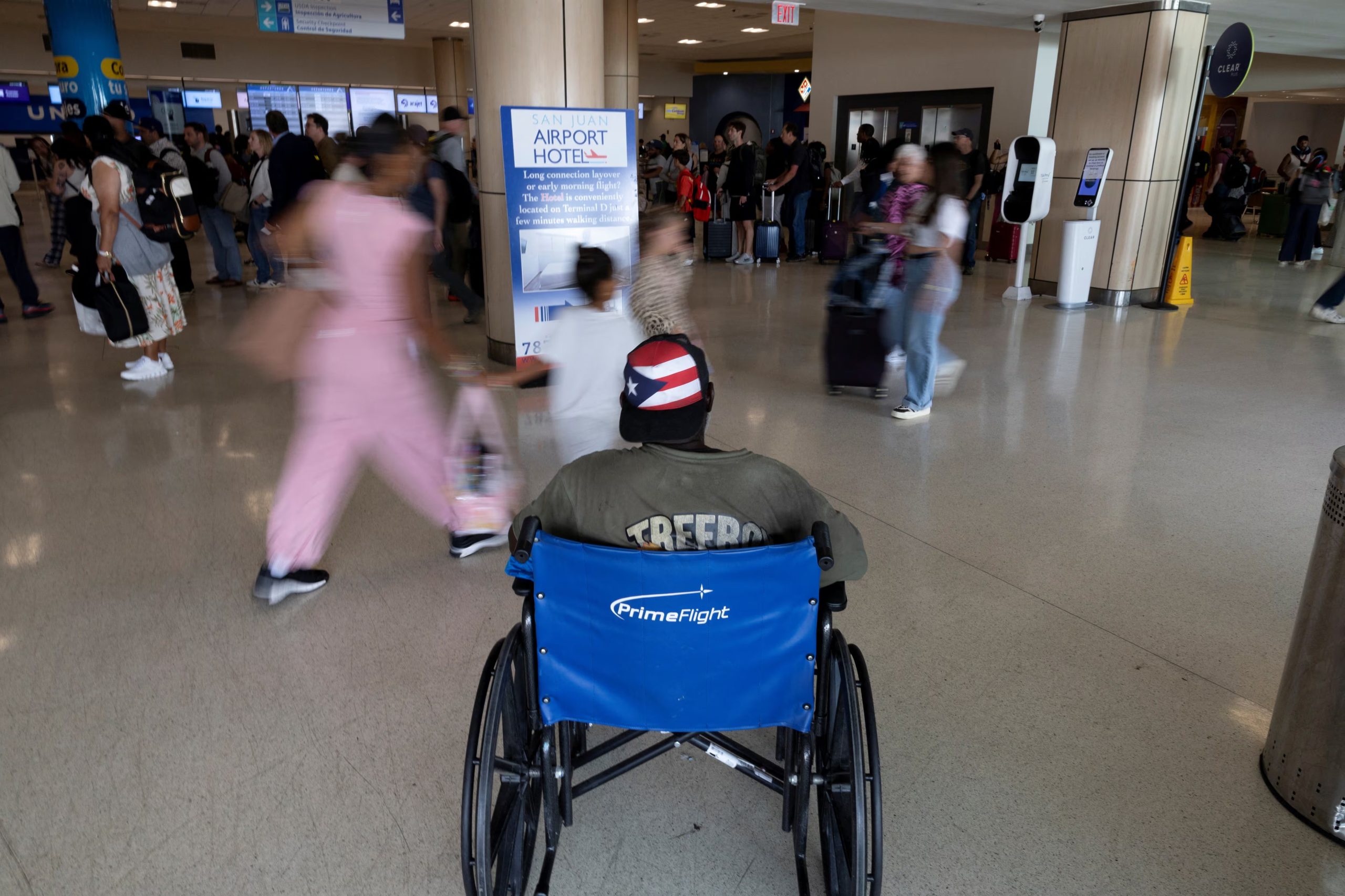 Uno de cada cuatro adultos en Estados Unidos tiene algún tipo de discapacidad, lo que amplifica el impacto de los retrasos en la seguridad aeroportuaria (REUTERS/Ricardo Arduengo)