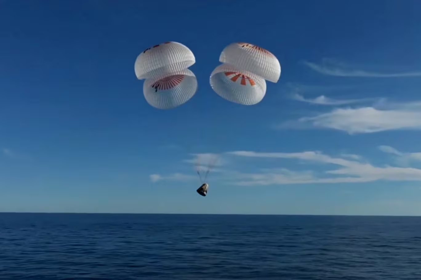 La cápsula Crew Dragon desciende en paracaídas antes de su amerizaje, tras su regreso a la Tierra desde la Estación Espacial Internacional, frente a la costa de Florida, EE. UU., el 18 de marzo de 2025. Imagen fija de un video. NASA TV/Folleto vía REUTERS.