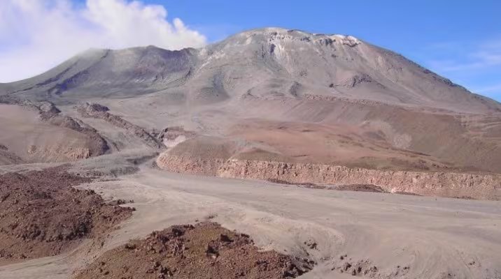 El volcán Lascar, en el norte de Chile, muestra señales de mayor dinámica interna, con enjambres sísmicos y emisiones de gases detectadas en febrero y marzo