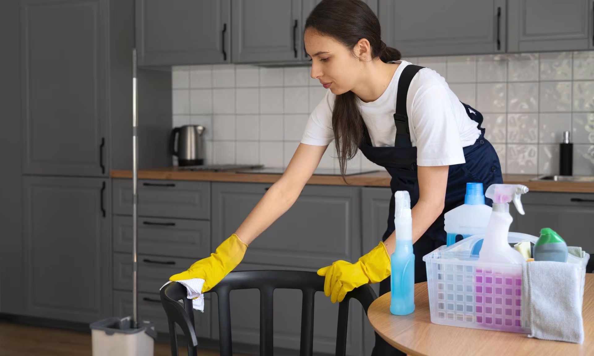 América Latina depende del trabajo doméstico, pero no lo protege como debería. La mayoría de trabajadoras enfrenta bajos ingresos y escasa cobertura social en un entorno aún desigual. (Freepik)