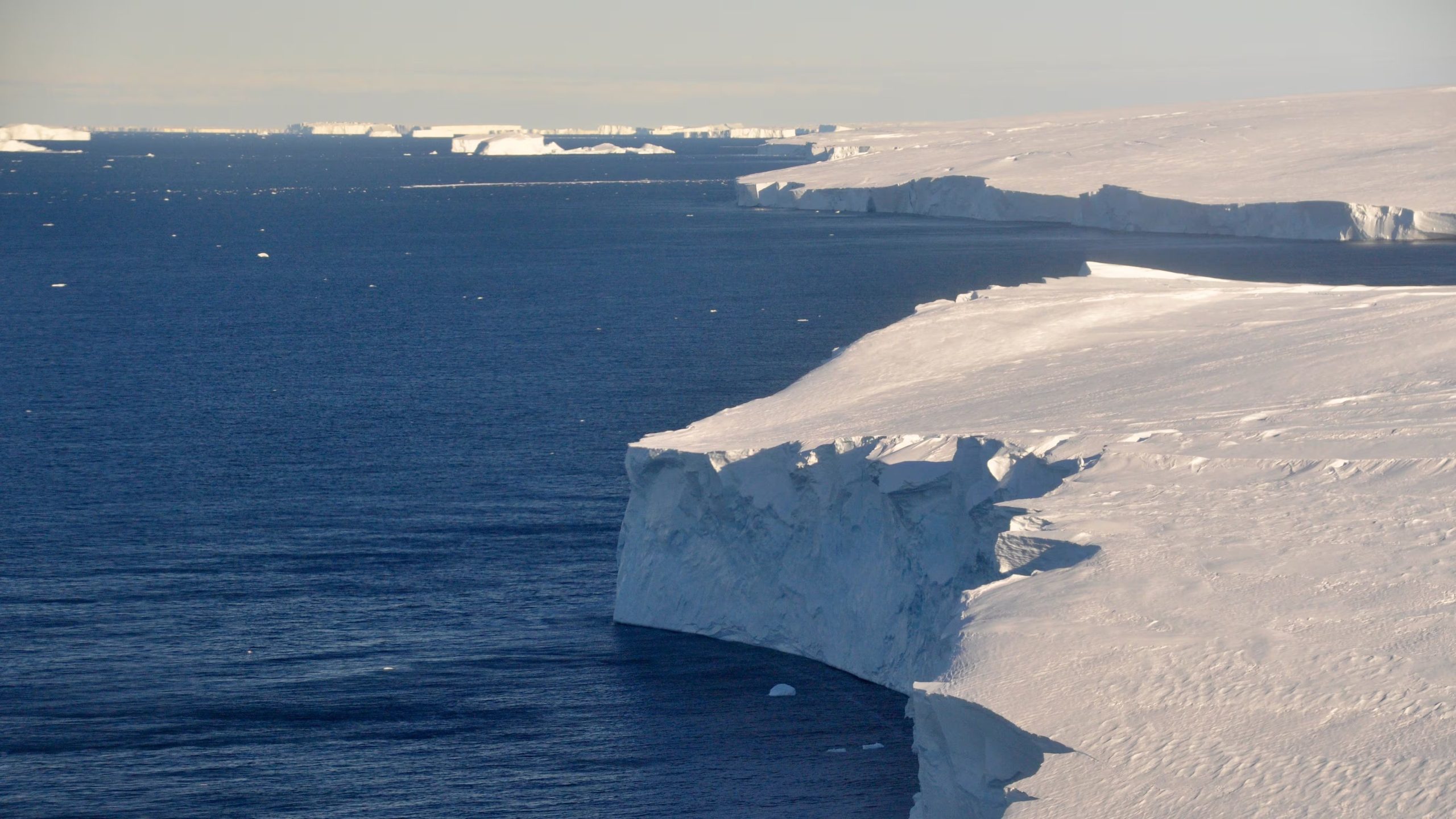 Especialistas remarcan que los glaciares generan agua de calidad, sobre todo al final del verano (David Vaughan/Servicio Británico de la Antártida vía AP)