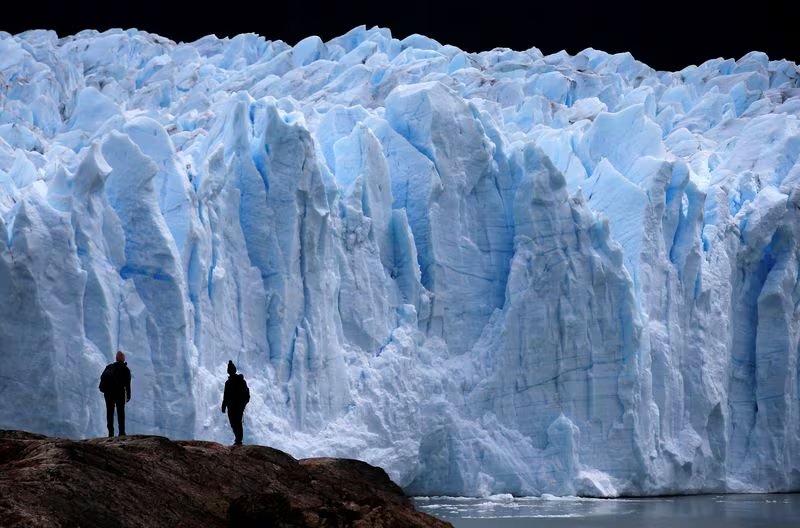Las burbujas atrapadas en el hielo glaciar permiten a los científicos reconstruir la composición atmosférica y el historial de gases de efecto invernadero (REUTERS/Agustin Marcarian)
