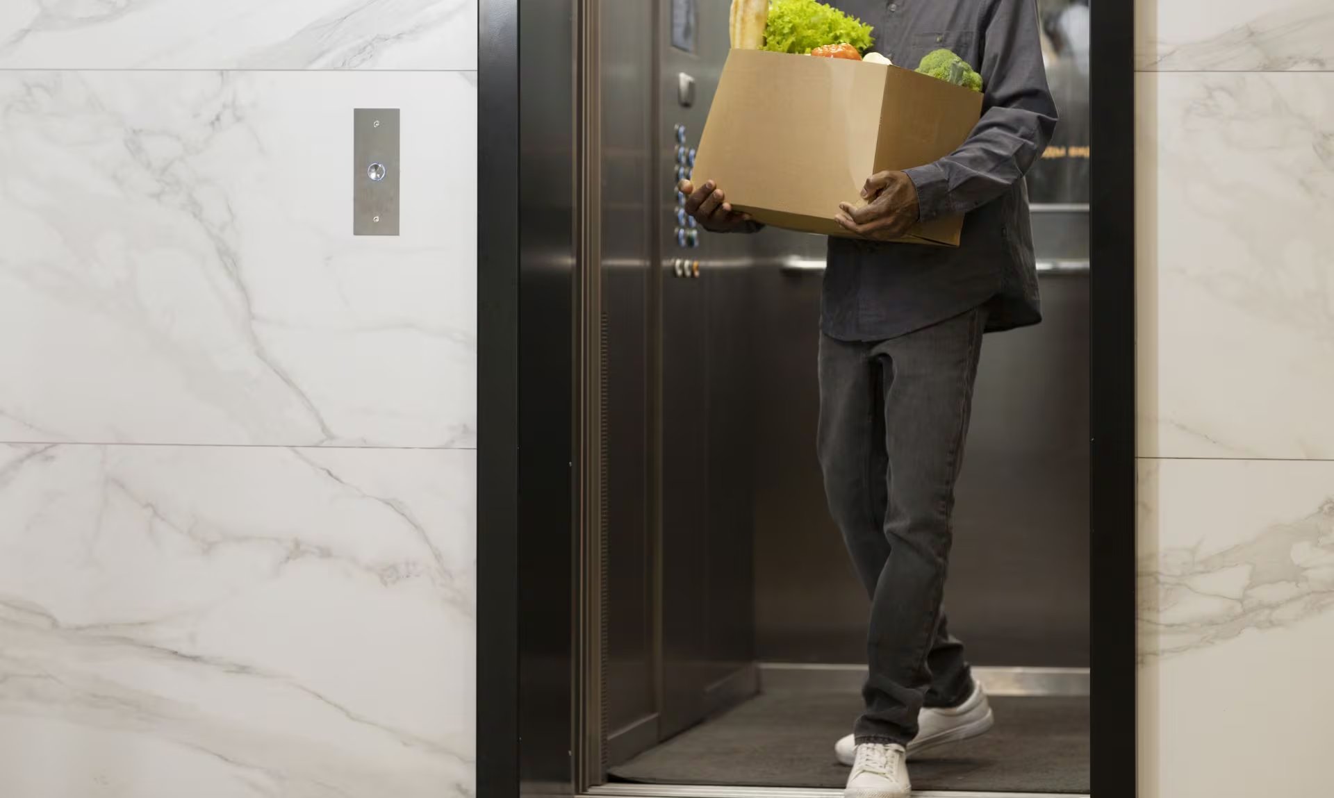 El 23 de marzo recuerda el surgimiento del ascensor moderno en Nueva York, innovación impulsada por Elisha Otis que transformó la arquitectura y permitió el acceso seguro a edificios de gran altura. (Freepik)