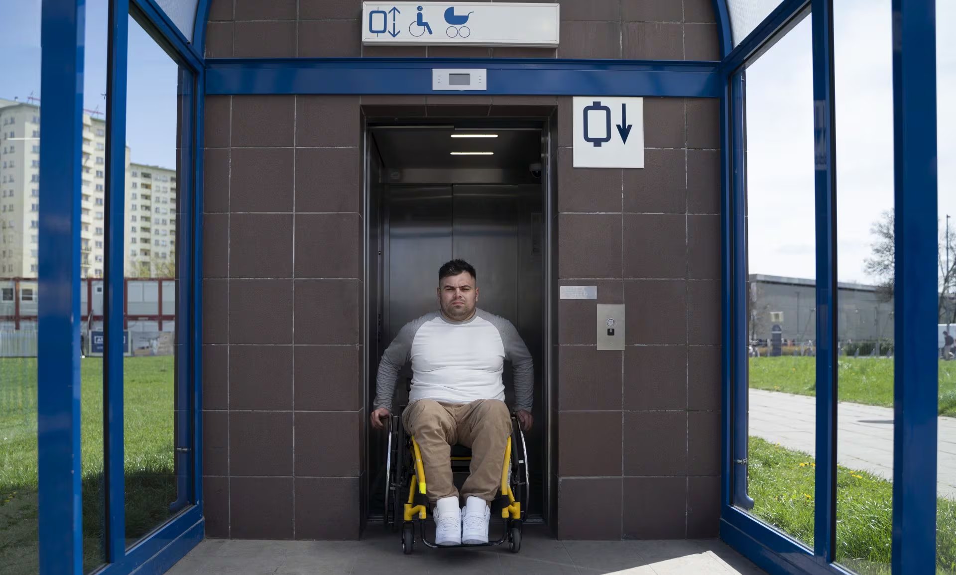 El ascensor se consolidó como pieza clave en el desarrollo urbano, permitiendo el crecimiento vertical de las ciudades y garantizando accesibilidad para millones de personas en distintos entornos. (Freepik)