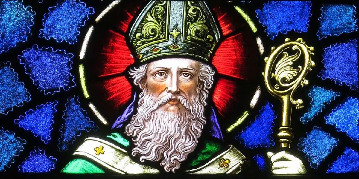 San Patricio, nacido como Maewyn Succat, fue capturado y llevado como esclavo a Irlanda, lo que marcó su vocación religiosa (Wikipedia)