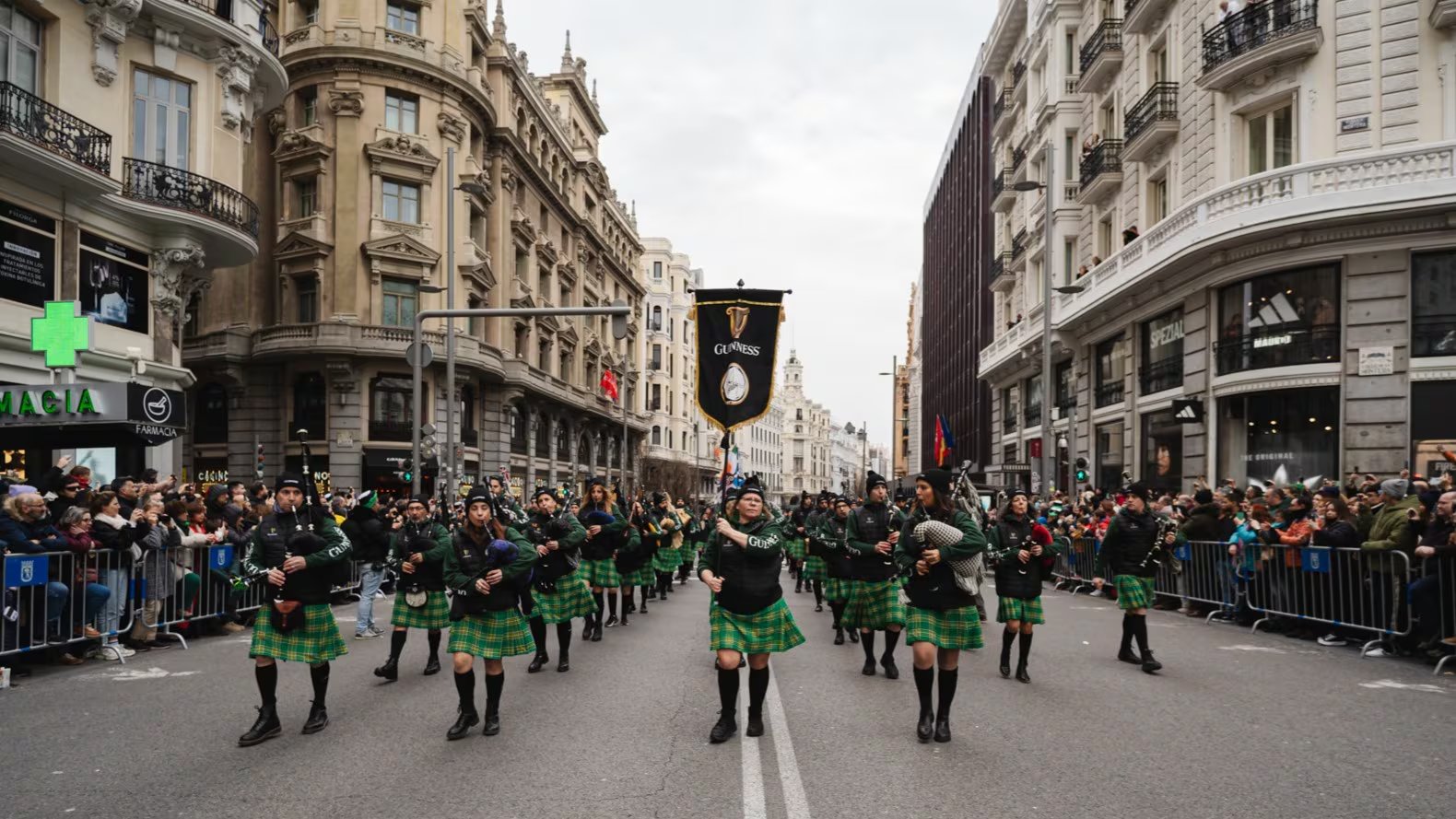 Los desfiles y encuentros sociales, con música y vestimenta típica, son elementos centrales en las celebraciones de San Patricio en todo el mundo (Guiness)