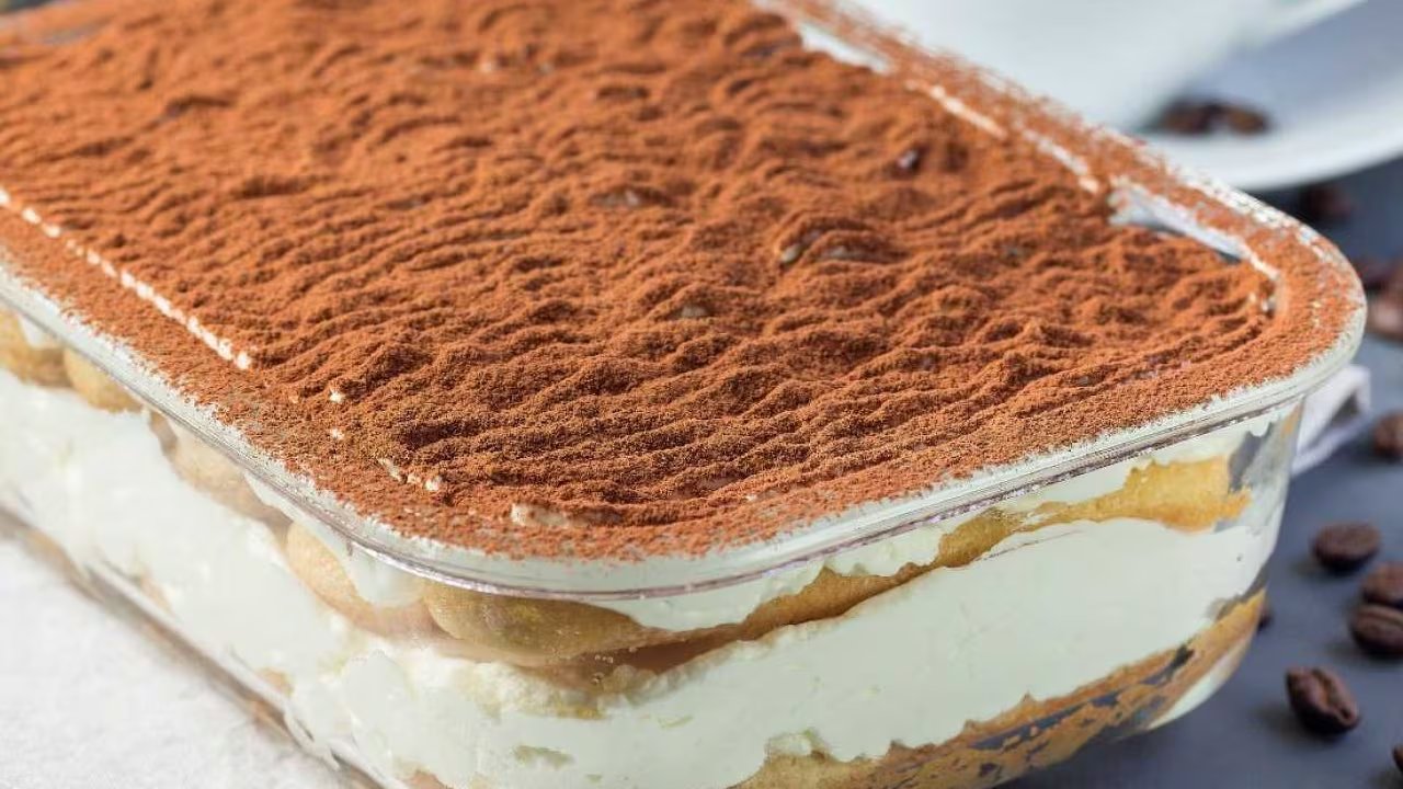 La versión tradicional une café espresso, queso mascarpone y cacao, en capas de bizcochos y crema suave (foto: Trovo Academy)
