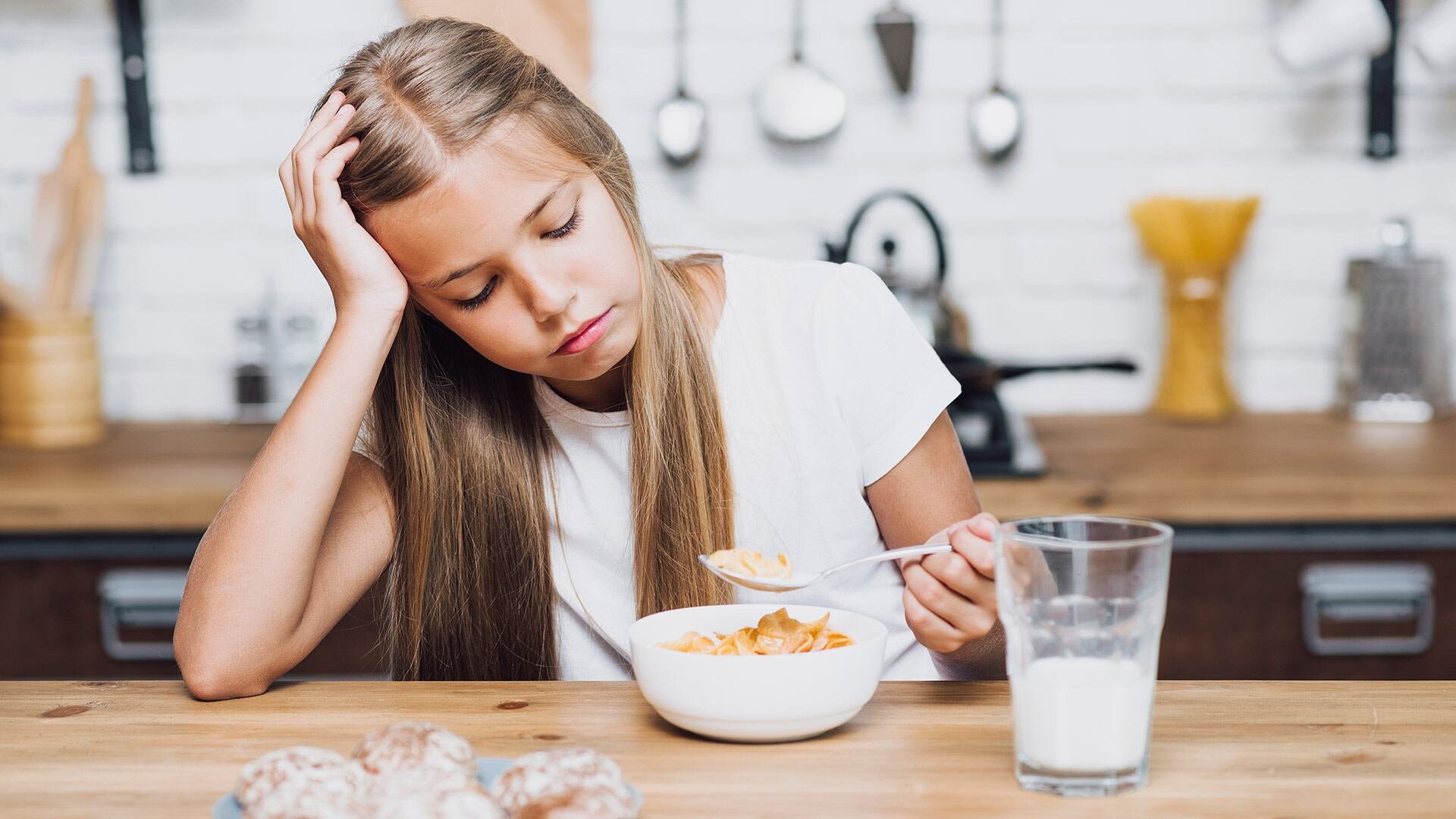 El estudio publicado en Frontiers in Nutrition detectó un déficit promedio de casi 700 calorías diarias en los planes elaborados por IA para adolescentes (Freepik)