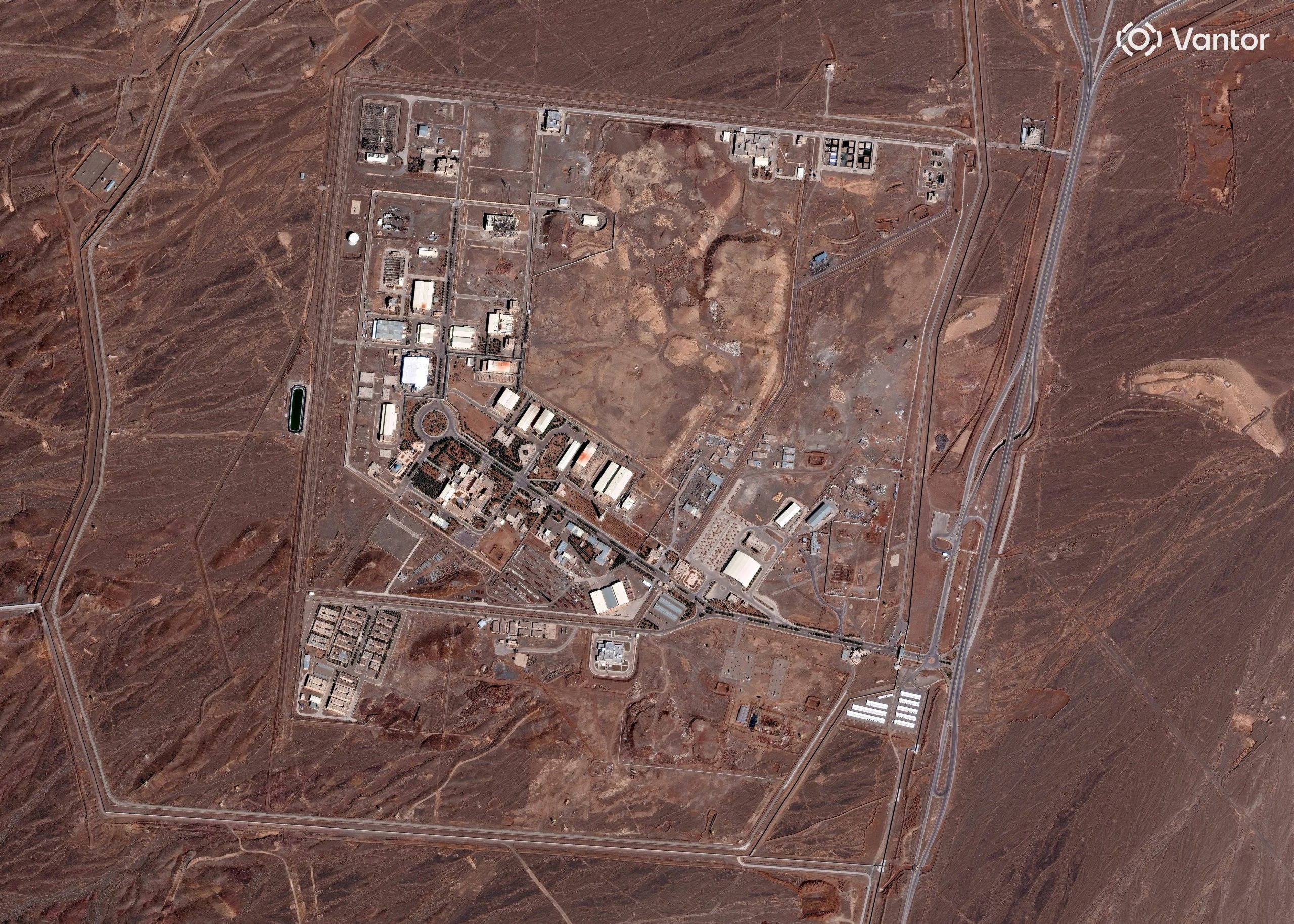Una imagen de satélite muestra una vista general de la instalación nuclear iraní cerca de Natanz