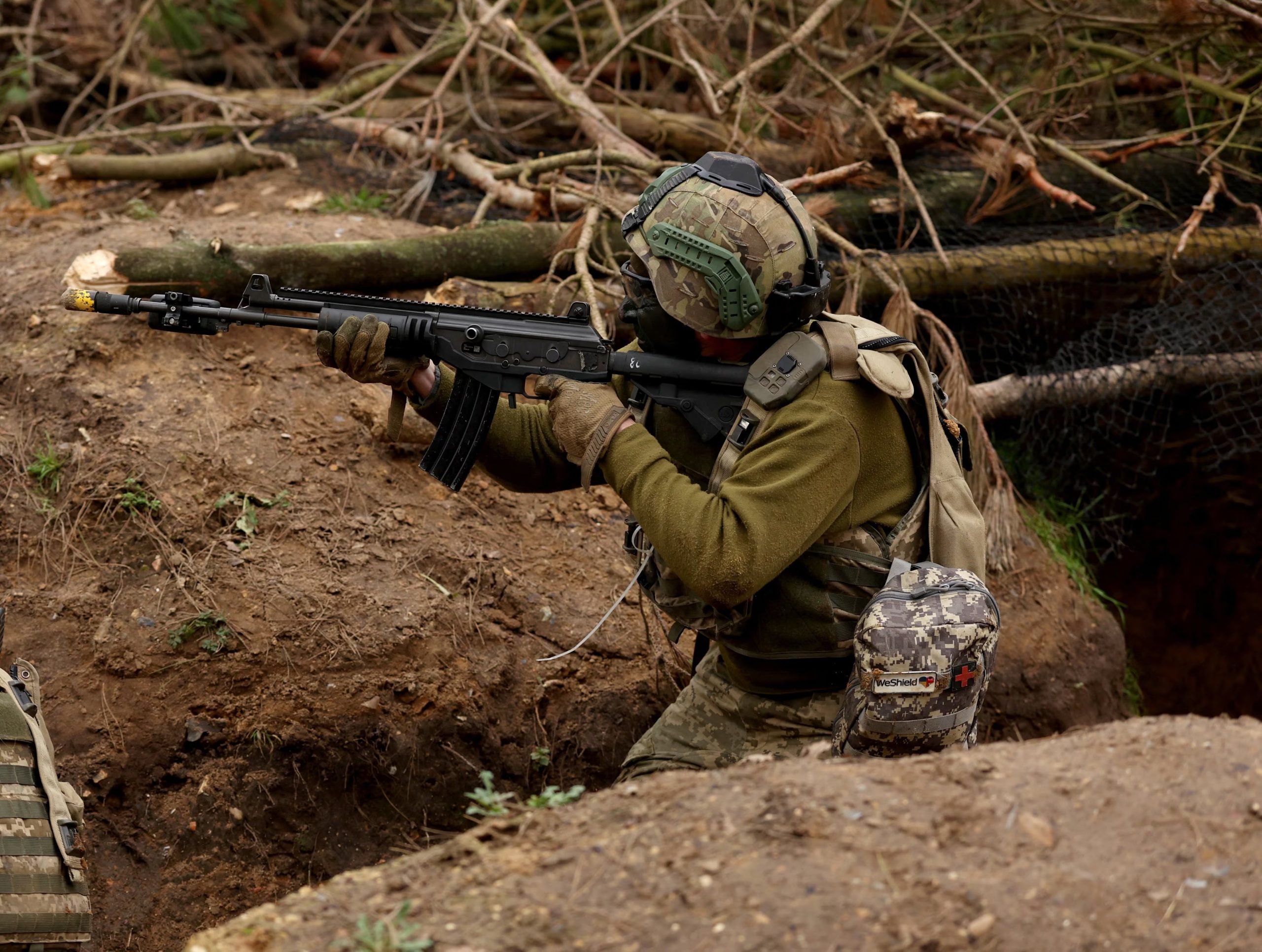 Un soldado ucraniano participa en un ejercicio táctico final, el 24 de febrero de 2026 (REUTERS/Chris Radburn)
