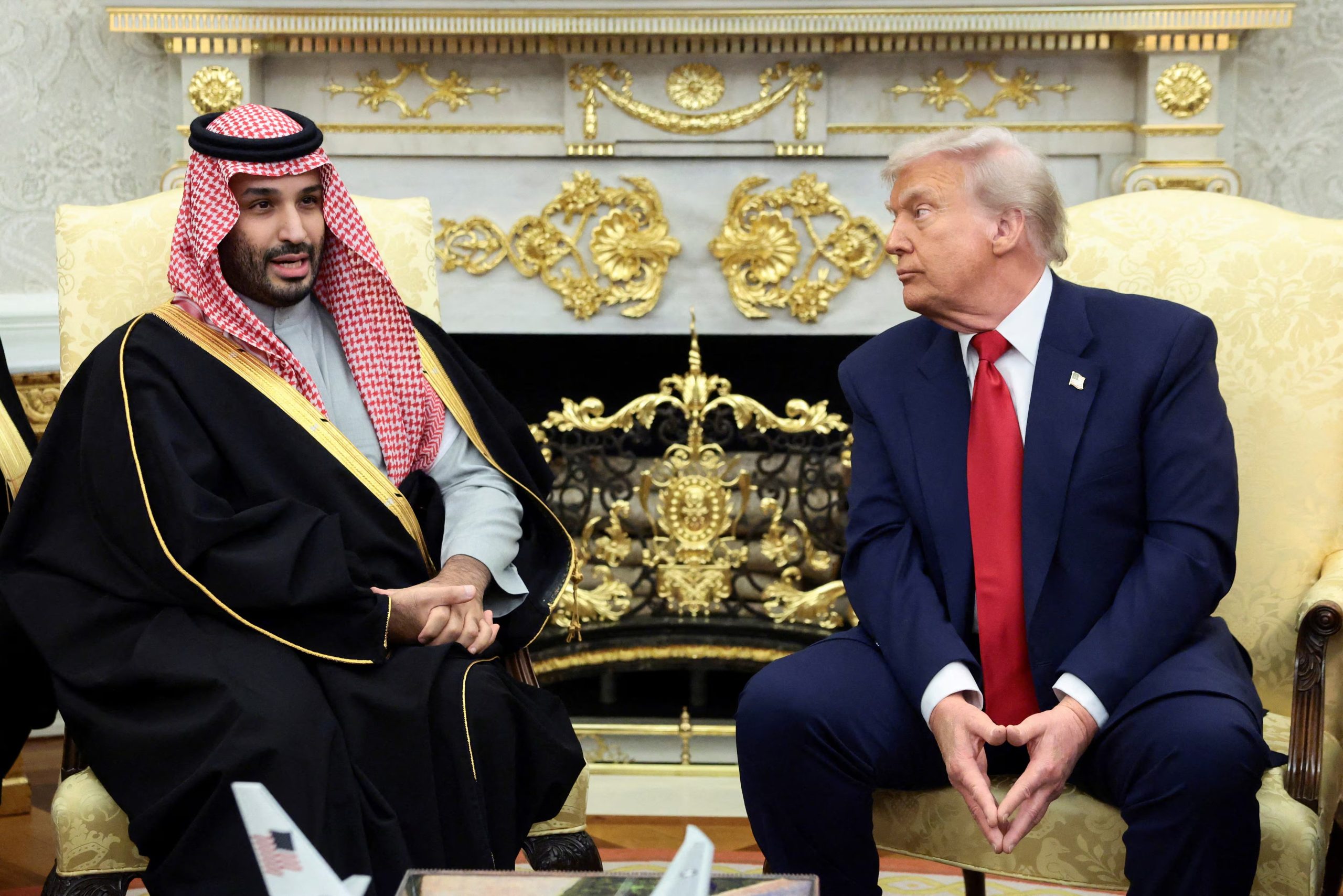 El príncipe heredero y primer ministro saudí, Mohammed bin Salman, habla durante una reunión con el presidente de Estados Unidos, Donald Trump, en el Despacho Oval (REUTERS/Evelyn Hockstein/Foto de archivo)