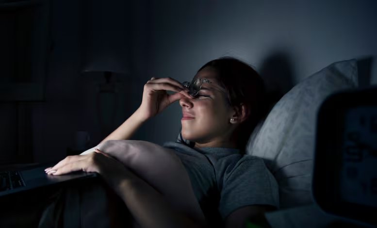 Dormir menos horas de manera crónica afecta la concentración, incrementa la presión arterial y altera el equilibrio hormonal, señaló el especialista de EsSalud - Créditos: Imagen Ilustrativa Infobae.