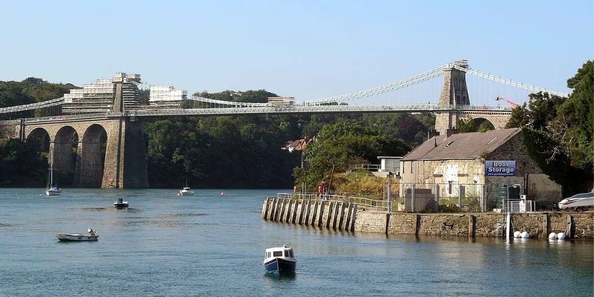 El puente de Menai transformó la economía regional al facilitar la migración laboral, impulsar el comercio y fortalecer la relación política entre Irlanda e Inglaterra (Wikipedia)