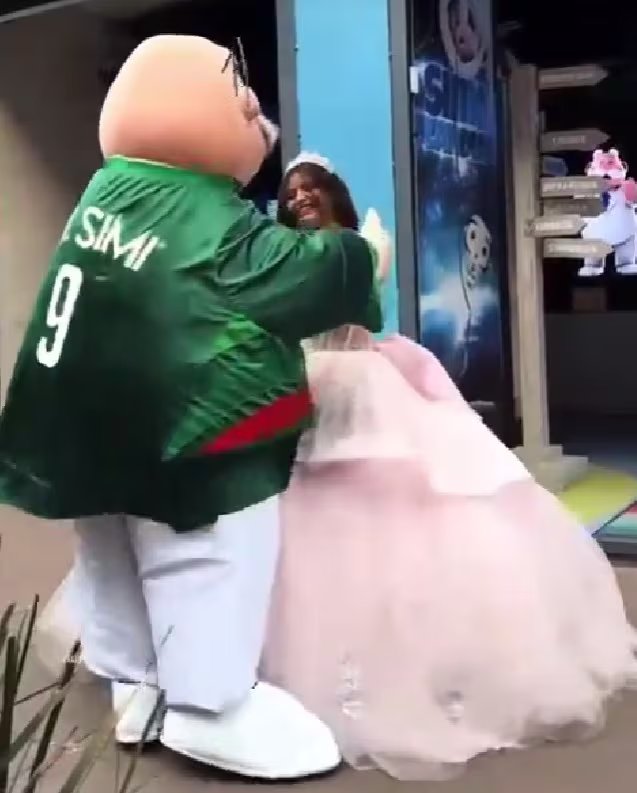 Usuarios reaccionaron al ver a la botarga bailando con una joven en su celebración.