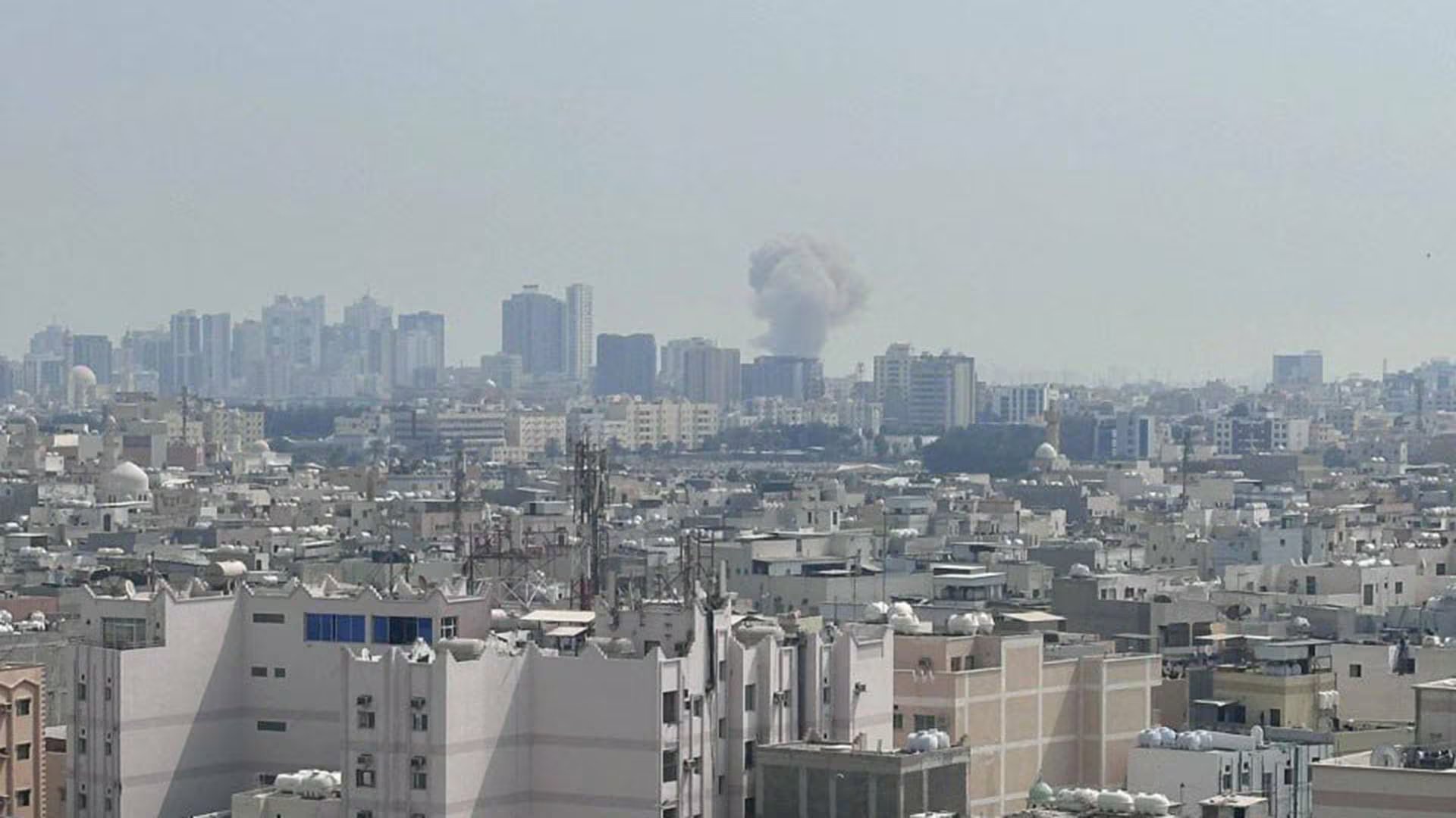Una densa columna de humo se eleva sobre una zona urbana de Bahréin, posiblemente relacionada con un ataque con misiles, en un contexto de creciente tensión regional con Irán (@RT_com)
