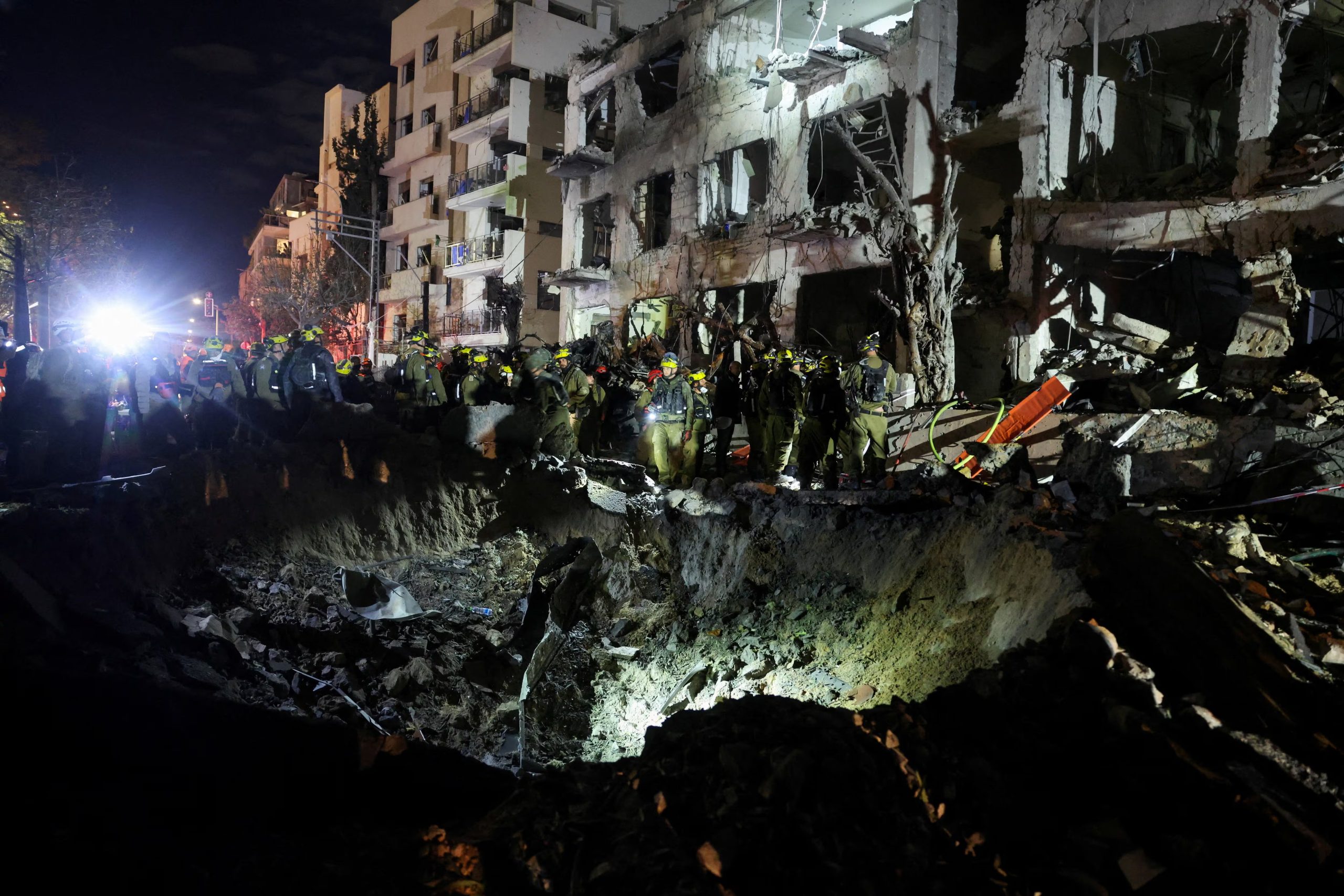 Los equipos de emergencia israelíes inspeccionan un crater en el lugar del impacto de un proyectil, después de que Irán lanzara misiles contra Israel, 1 de marzo de 2026 (REUTERS/Ronen Zvulun)