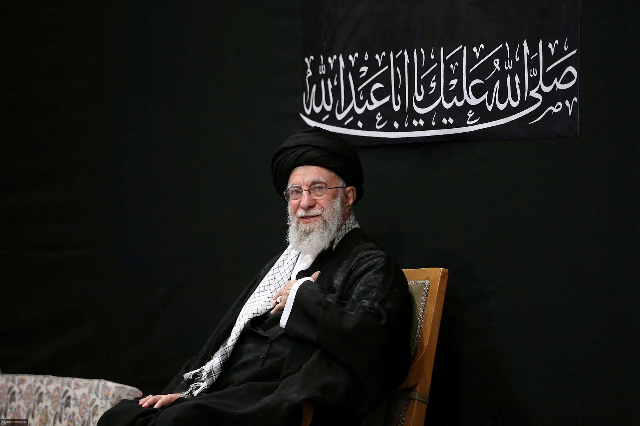 El líder supremo de Irán, el ayatolá Ali Khamenei, asiste a una ceremonia para conmemorar la Ashura, el día más sagrado del calendario musulmán chiita, en Teherán, Irán, el 5 de julio de 2025 (REUTERS/Archivo)
