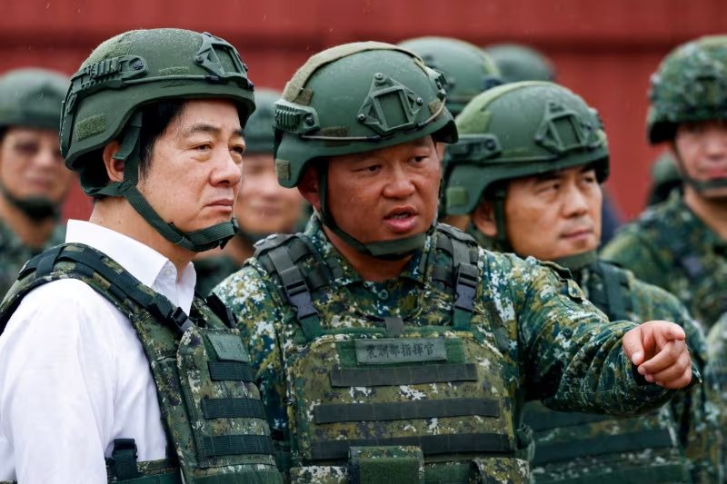Un soldado habla con el presidente de Taiwán, Lai Ching-te (REUTERS/Ann Wang/Foto de archivo)