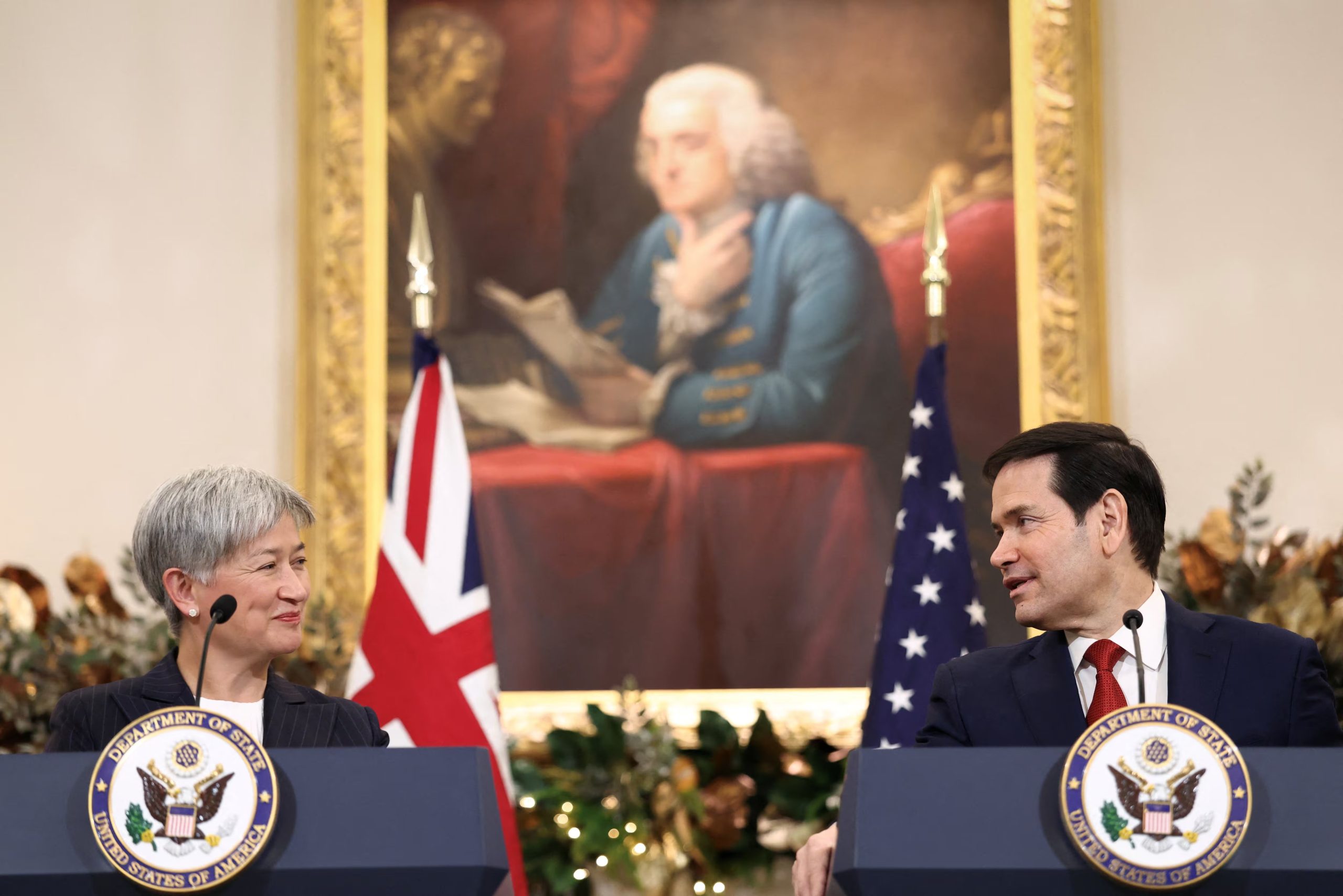 El secretario de Estado estadounidense, Marco Rubio, y la ministra de Asuntos Exteriores de Australia, Penny Wong, el 8 de diciembre de 2025 (REUTERS/Kevin Lamarque)