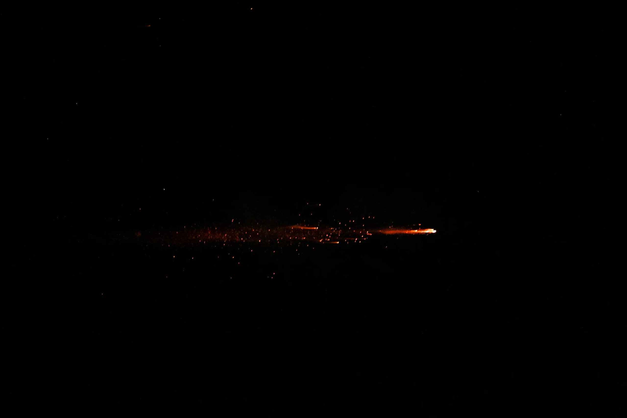 Un misil iraní vuela hacia Israel, en medio del conflicto entre Estados Unidos e Israel con Irán, visto desde Tel Aviv, Israel, el 7 de marzo de 2026 (REUTERS/Dylan Martinez)