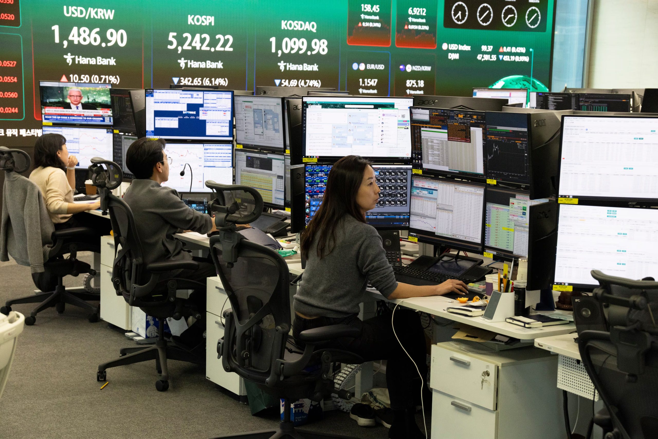 Los comerciantes surcoreanos trabajan frente a monitores en el Banco Hana en Seúl, Corea del Sur, el 9 de marzo de 2026 (EFE/Jeon Heon-kyun)