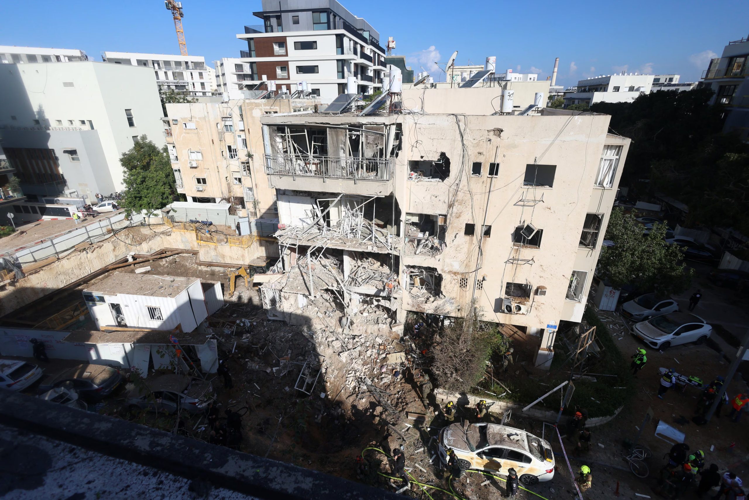 Personal de emergencias trabaja en el lugar tras los ataques con misiles iraníes en el centro de Israel, en medio del conflicto entre Estados Unidos e Israel con Irán, en Tel Aviv, Israel (REUTERS/Ronen Zvulun)