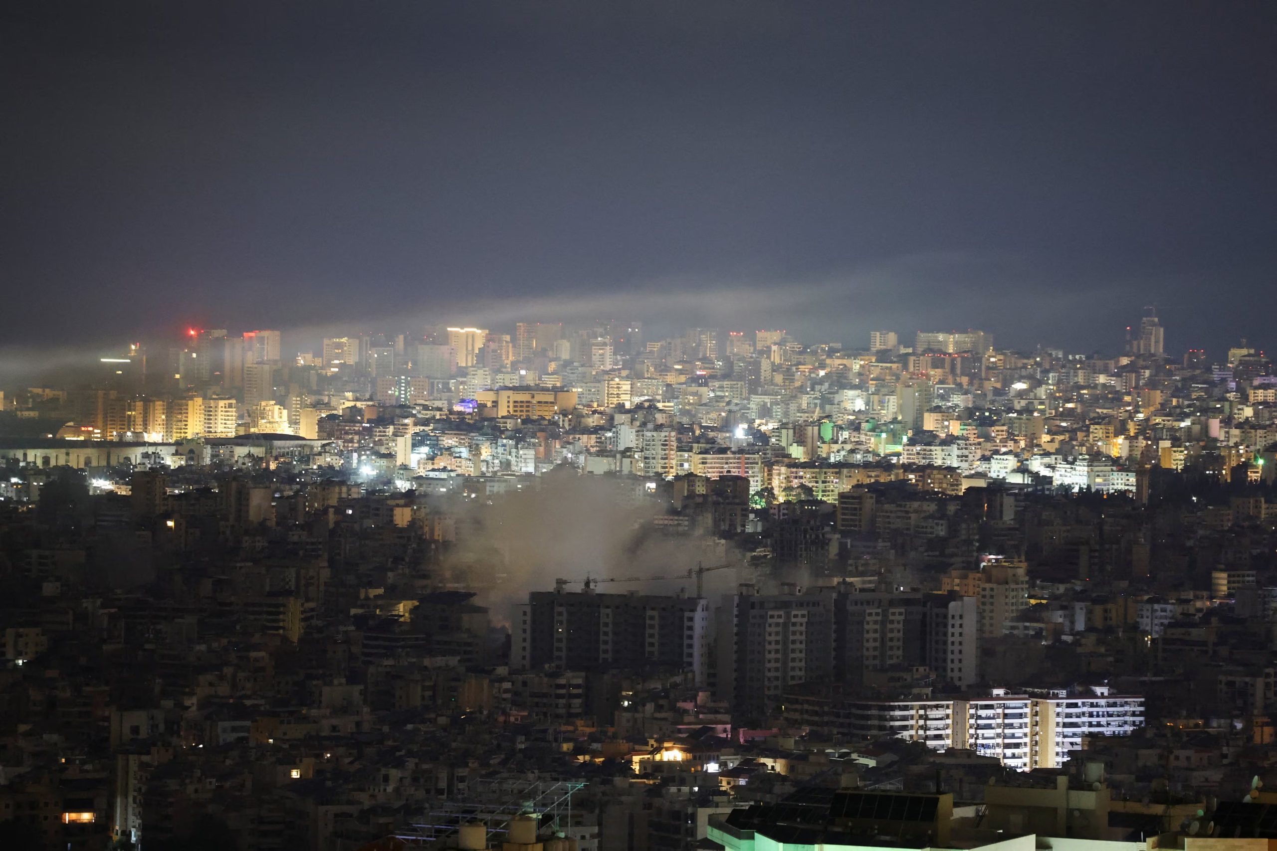 El humo se eleva desde los suburbios del sur de Beirut tras un ataque israelí, en medio de la escalada de hostilidades entre Israel y Hezbollah (REUTERS/Amr Abdallah Dalsh)