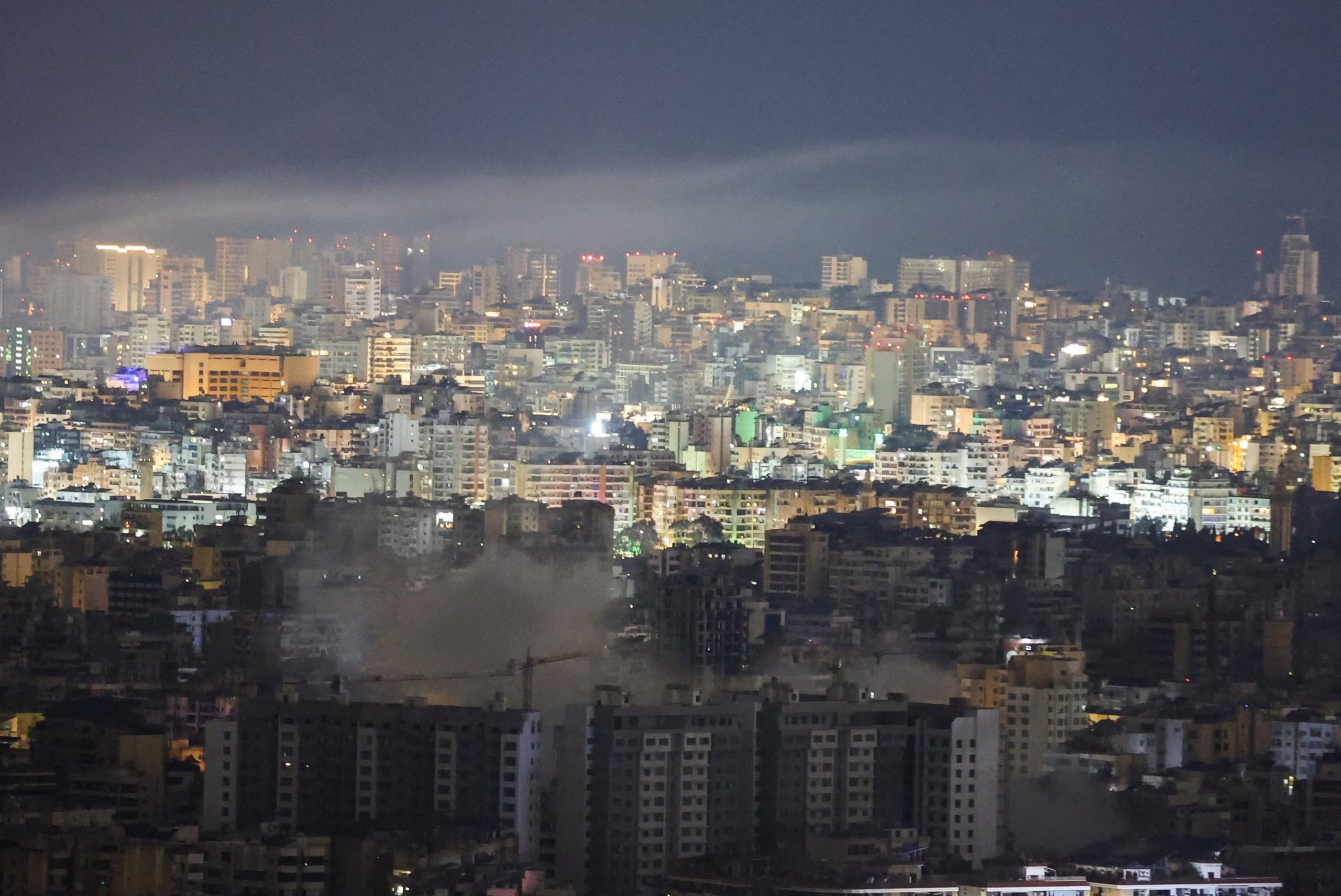 El humo se eleva desde los suburbios del sur de Beirut tras un ataque israelí, en medio de la escalada de hostilidades entre Israel y Hezbollah (REUTERS/Amr Abdallah Dalsh)