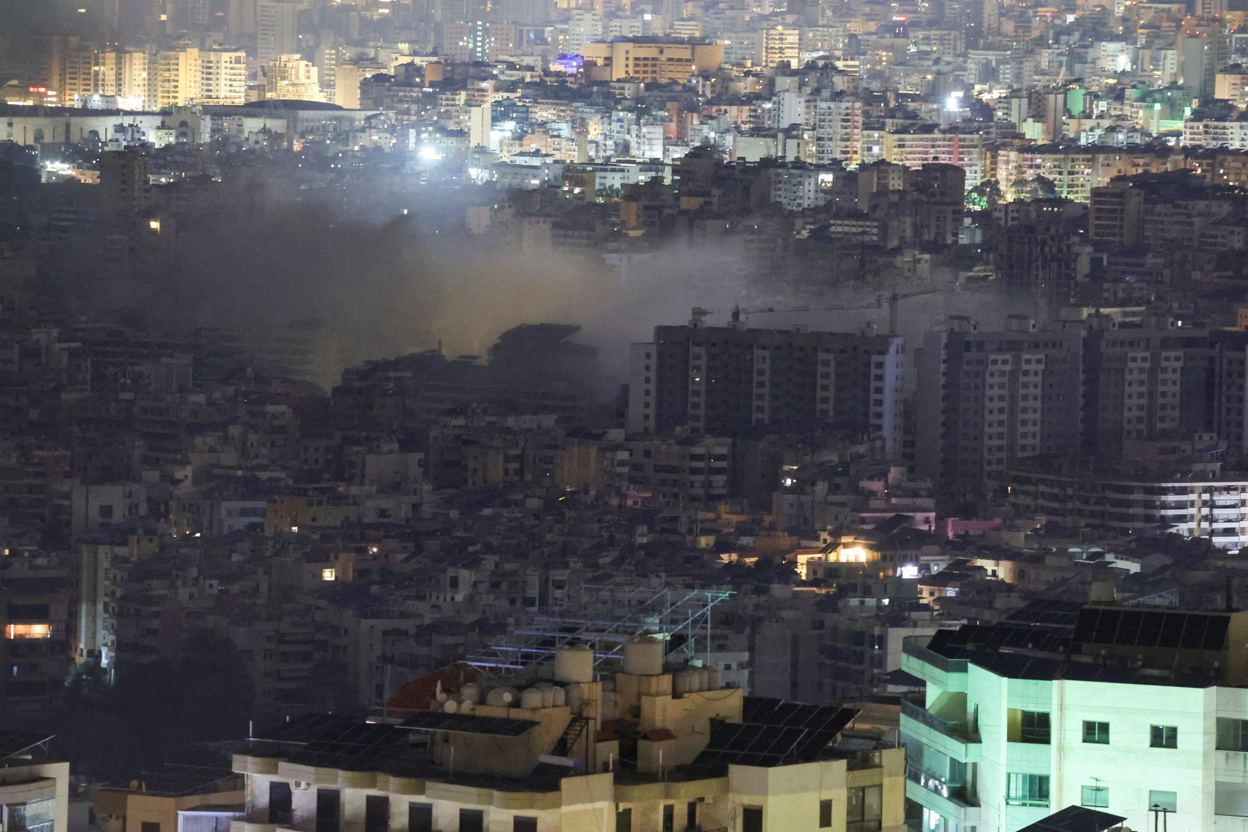 El humo se eleva desde los suburbios del sur de Beirut tras un ataque israelí, en medio de la escalada de hostilidades entre Israel y Hezbollah (REUTERS/Amr Abdallah Dalsh)