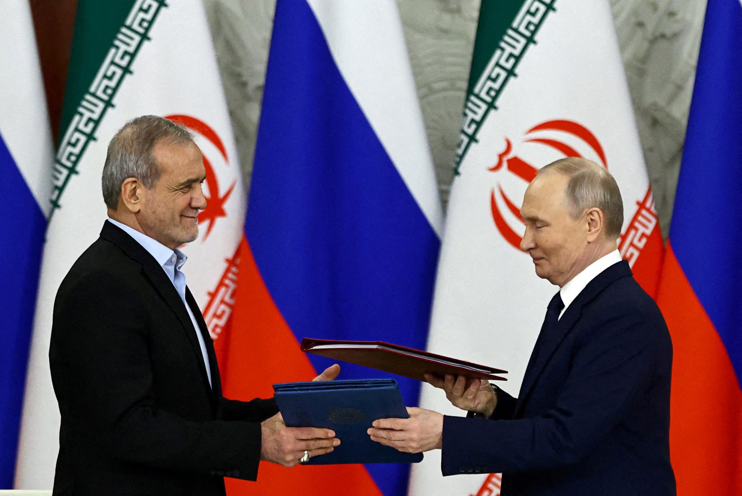 El presidente ruso Vladimir Putin y el presidente iraní Masoud Pezeshkian asisten a una ceremonia de firma de documentos en Moscú, Rusia, el 17 de enero de 2025 (REUTERS/Evgenia Novozhenina)