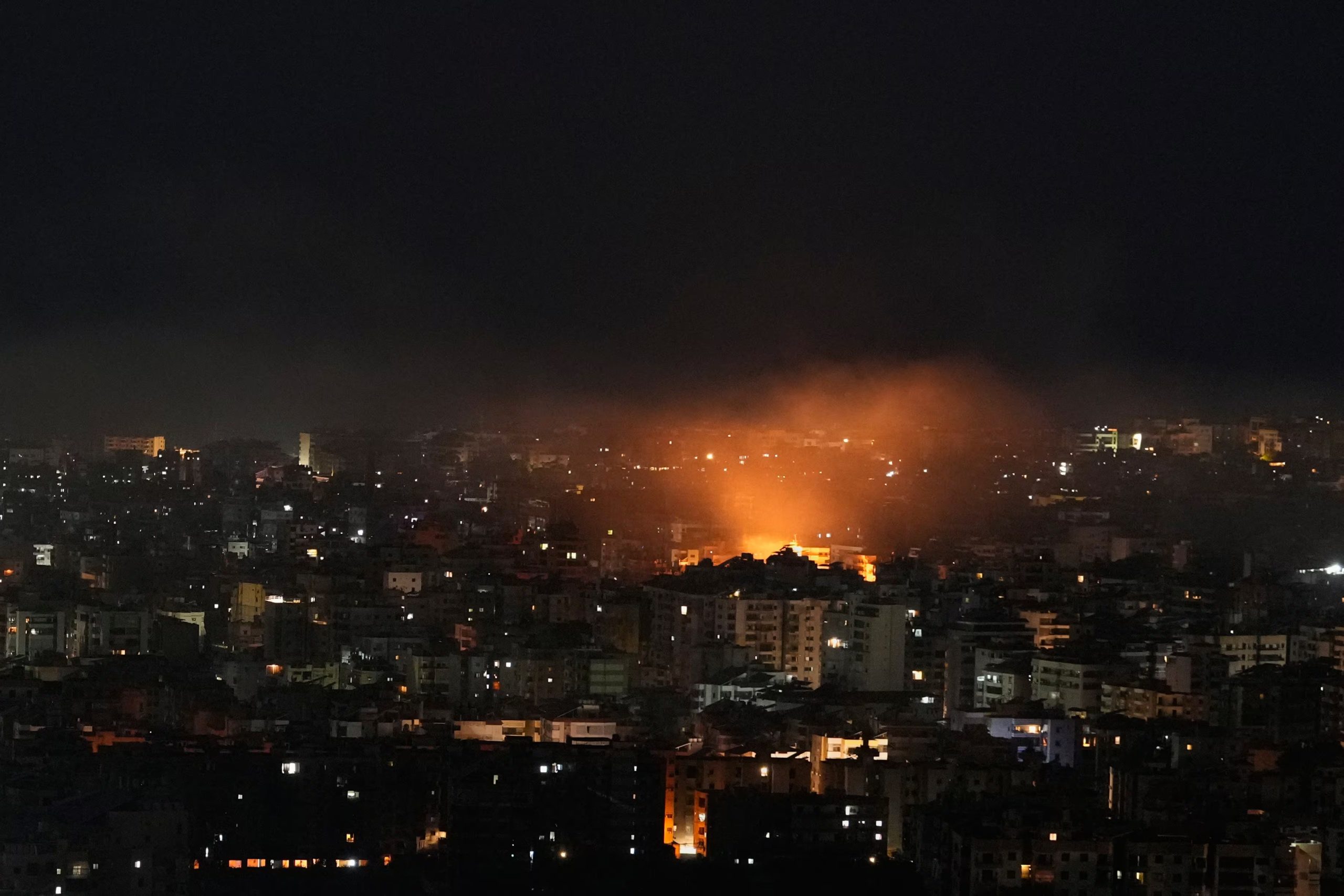 Llamas y humo se elevan desde el lugar de los ataques aéreos israelíes en Dahiyeh, suburbio sur de Beirut, Líbano, el viernes 6 de marzo de 2026 (AP/Hassan Ammar)
