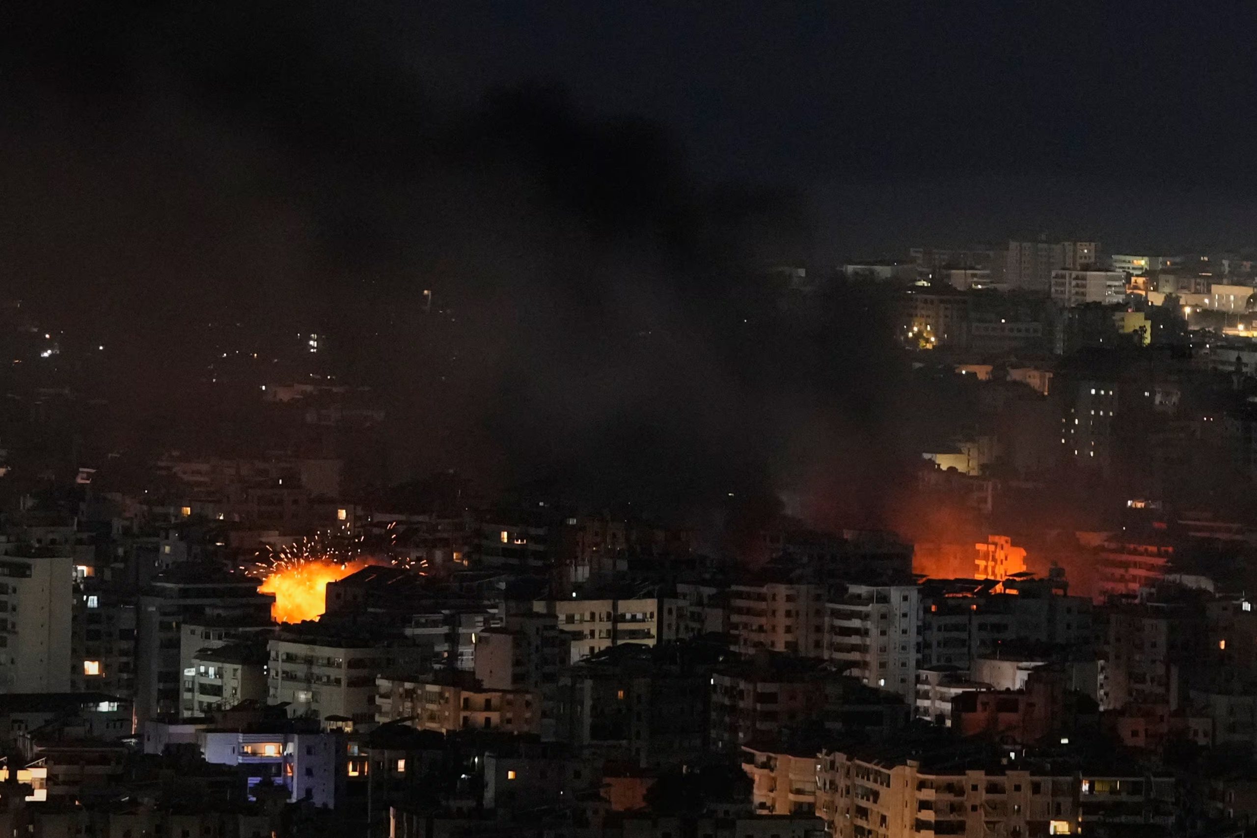 Llamas y humo se elevan desde el lugar de los ataques aéreos israelíes en Dahiyeh, suburbio sur de Beirut, Líbano, el viernes 6 de marzo de 2026 (AP/Hassan Ammar)