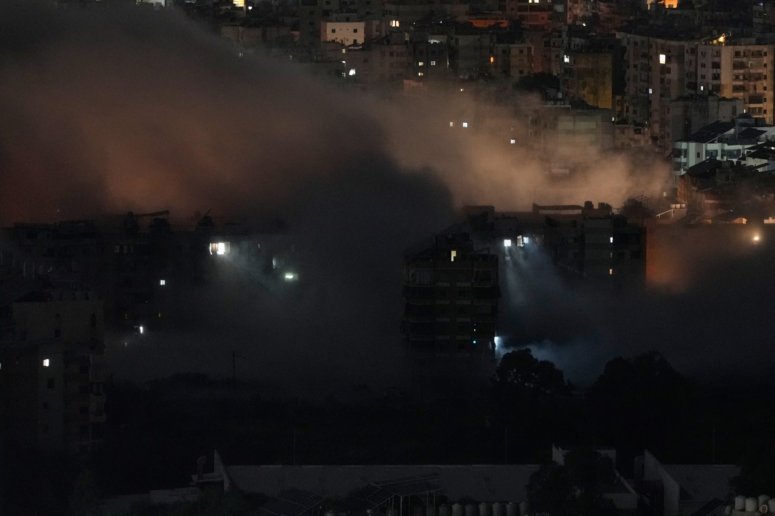 Humo se elevan desde el lugar de los ataques aéreos israelíes en Dahiyeh, suburbio sur de Beirut, Líbano, el viernes 6 de marzo de 2026 (AP/Hassan Ammar)