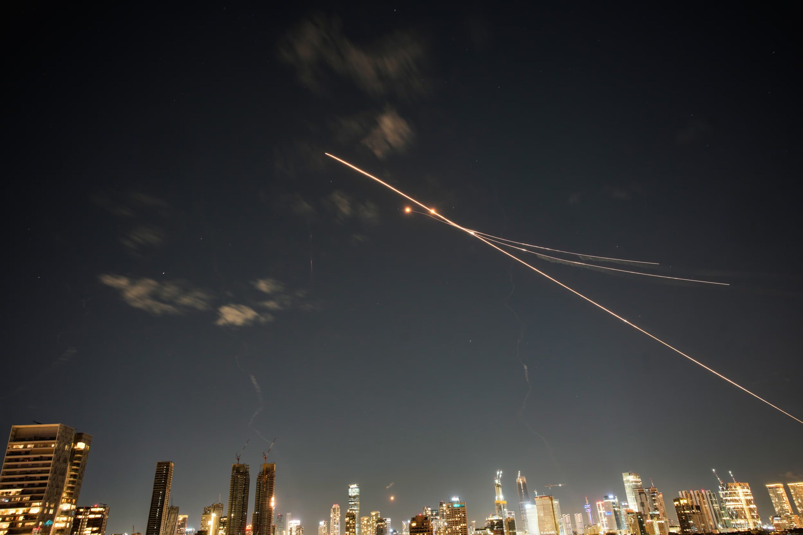 Rastros de interceptaciones de misiles de defensa aérea se observan en Tel Aviv, Israel, el sábado 28 de febrero de 2026 (AP/Ohad Zwigenberg)