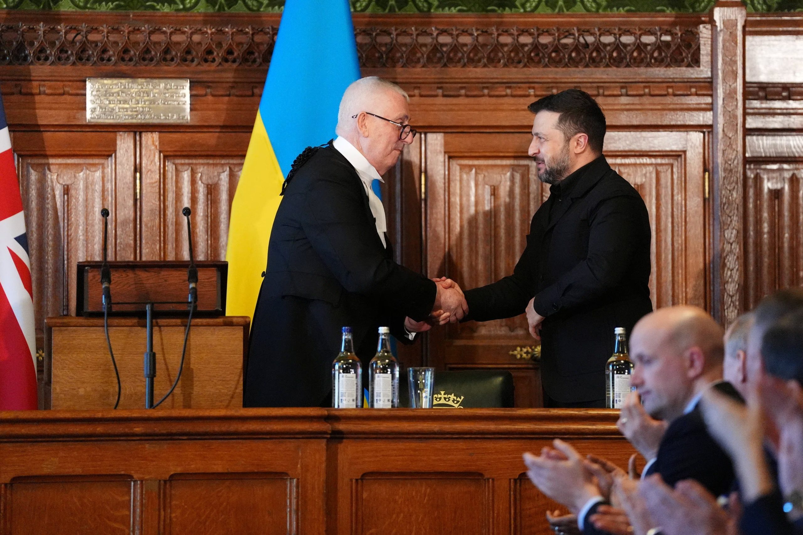 El presidente de la Cámara de los Comunes, Lindsay Hoyle, estrecha la mano del presidente ucraniano Volodimir Zelensky en Londres, Gran Bretaña, el 17 de marzo de 2026 (Jonathan Brady/REUTERS)