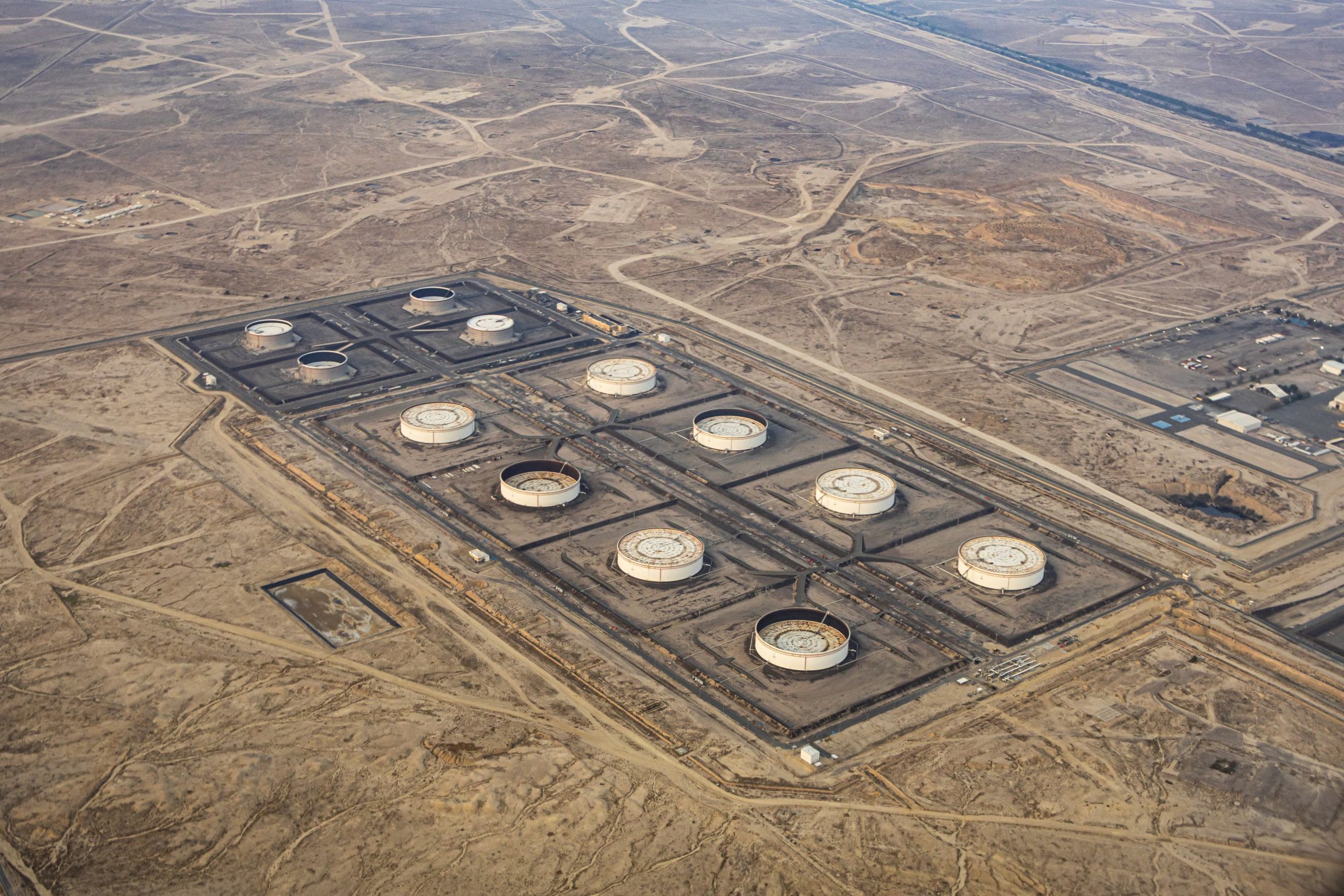 Vista aérea de depósitos de petróleo crudo en Al Ahmadi, Kuwait, 11 de diciembre de 2023 (REUTERS/Nicolas Economou)