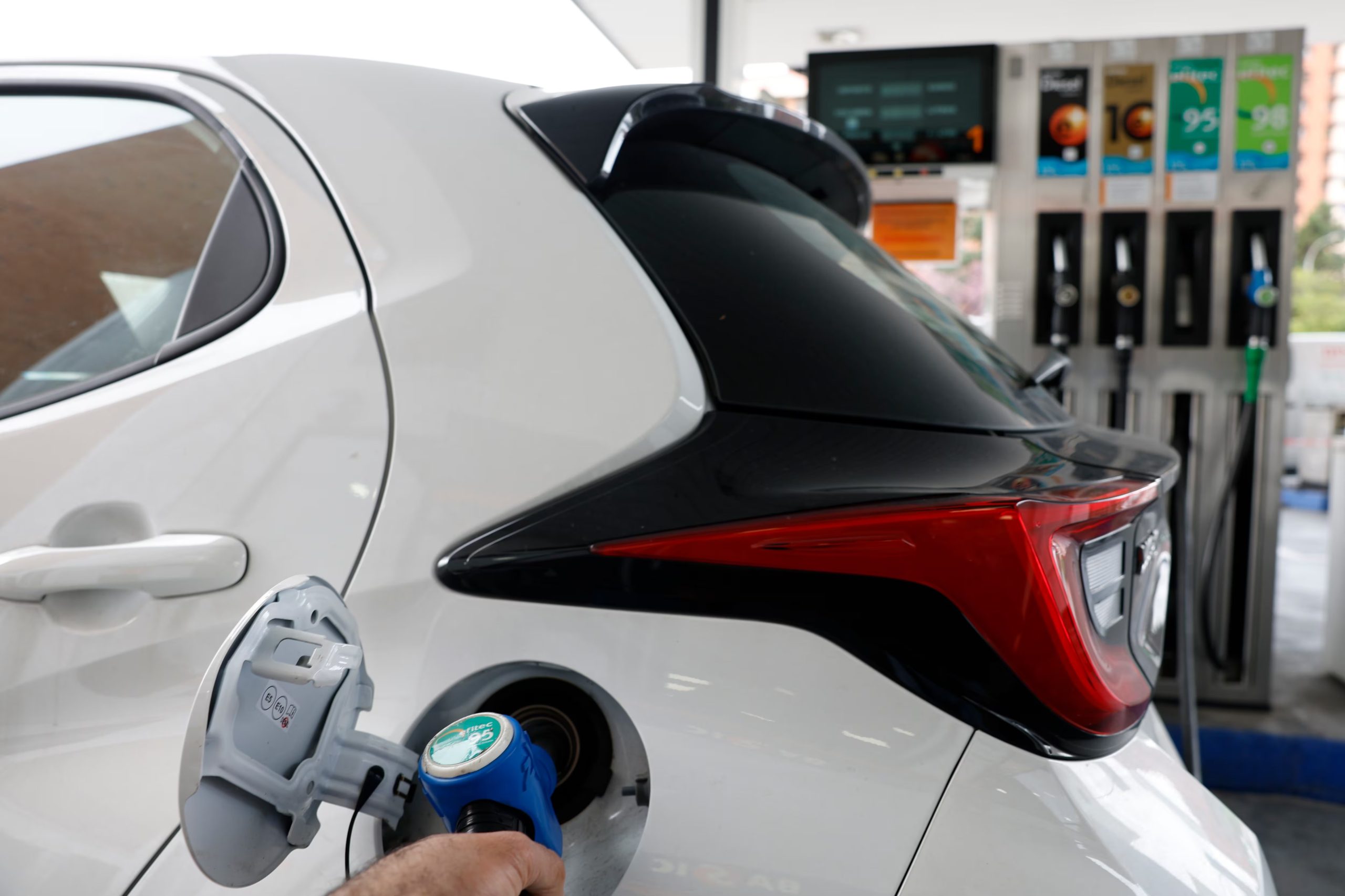 Un vehículo repostando en una gasolinera de Madrid (EFE/Mariscal)