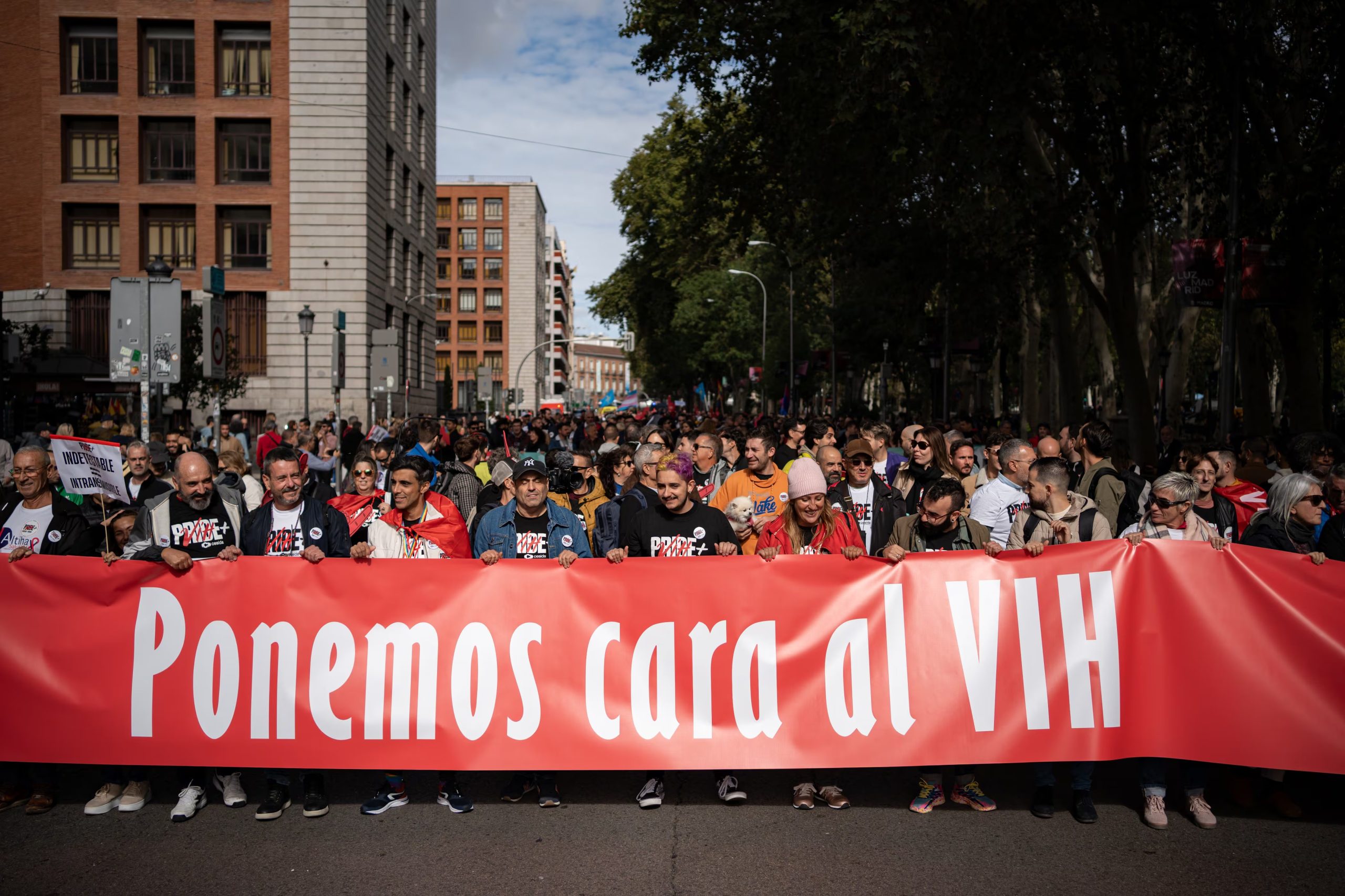 Imagen de archivo: Cientos de personas durante una marcha por los derechos y la visibilidad de las personas con el VIH, a 21 de octubre de 2023, en Madrid (España). (Diego Radamés - Europa Press)