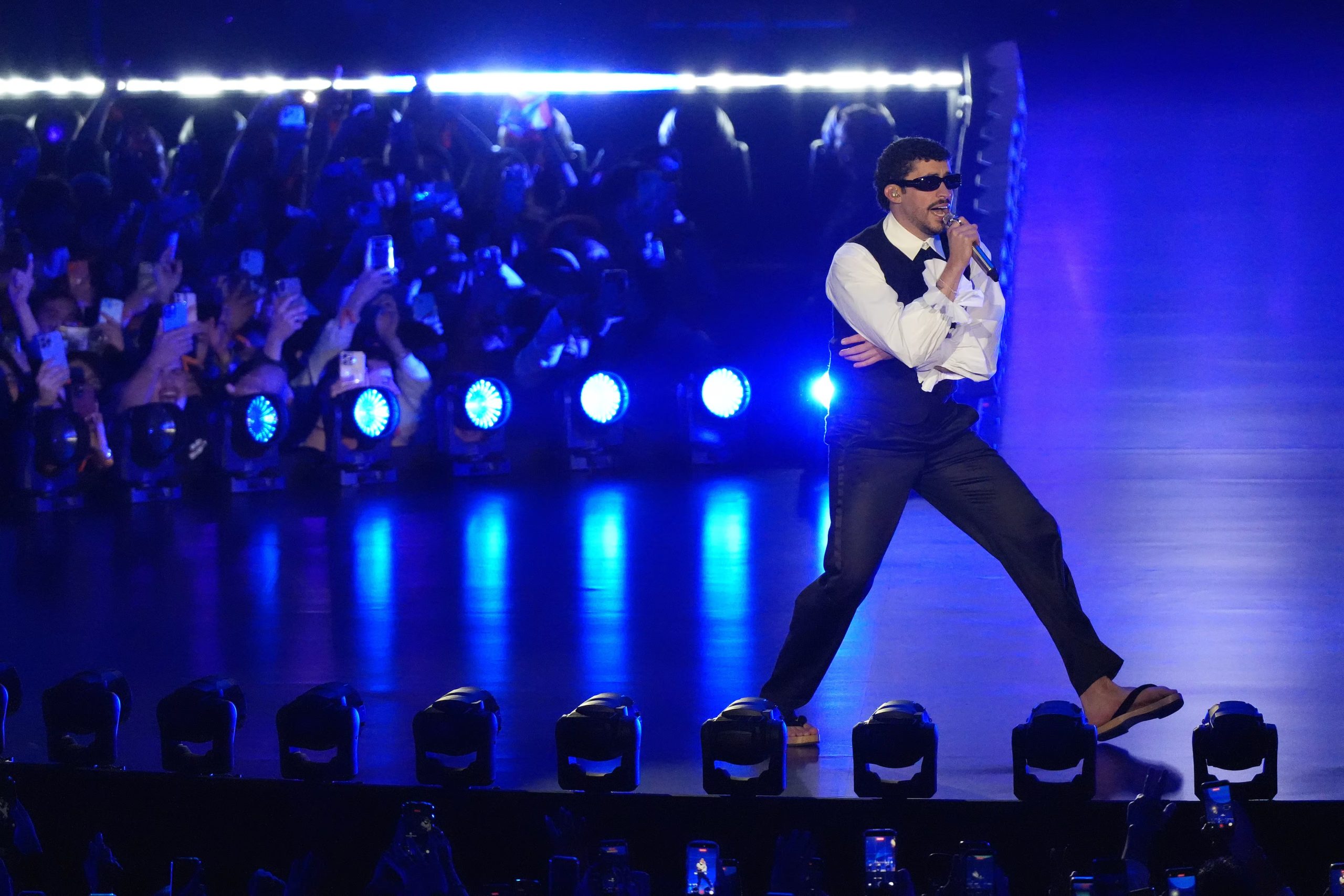 La presentación en el Tipstar Dome Chiba destacó una escenografía que fusionó la estética japonesa con la identidad visual de Bad Bunny.