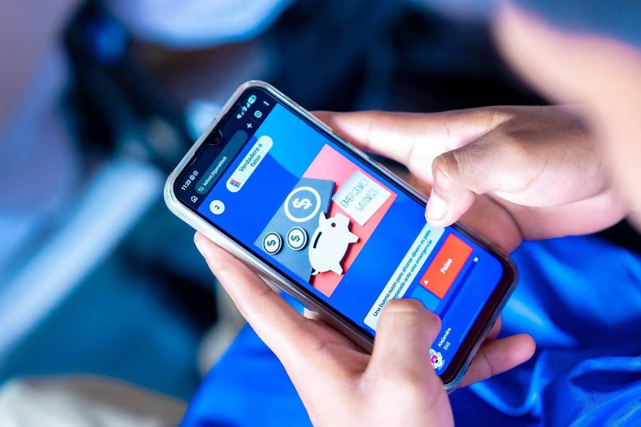 Introducir la educación financiera desde el hogar permite a los niños aprender mediante ejemplos prácticos como la administración de una mensualidad (Banco Central de Reserva)