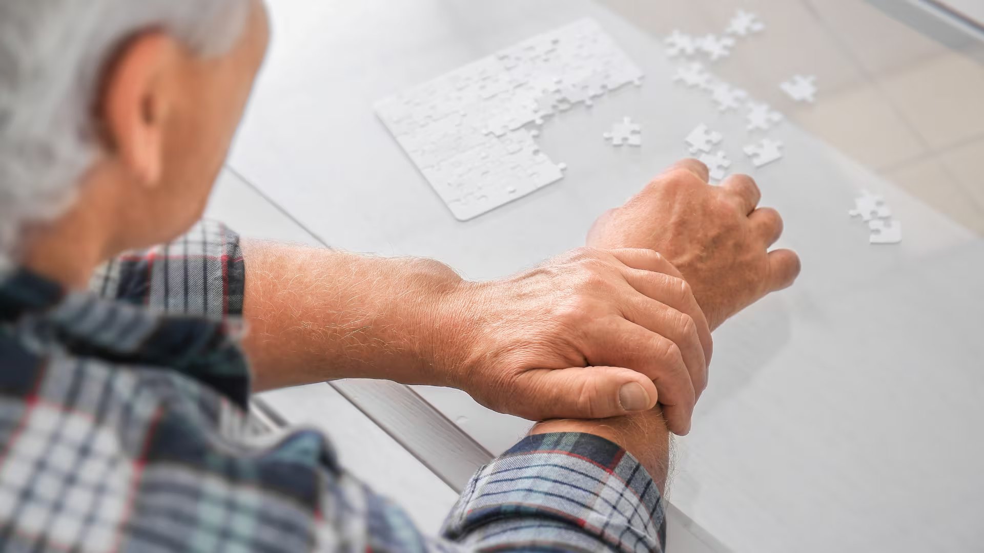 Un material revolucionario que podría proteger a las neuronas frente a los agentes que provocan el párkinson (Canva)