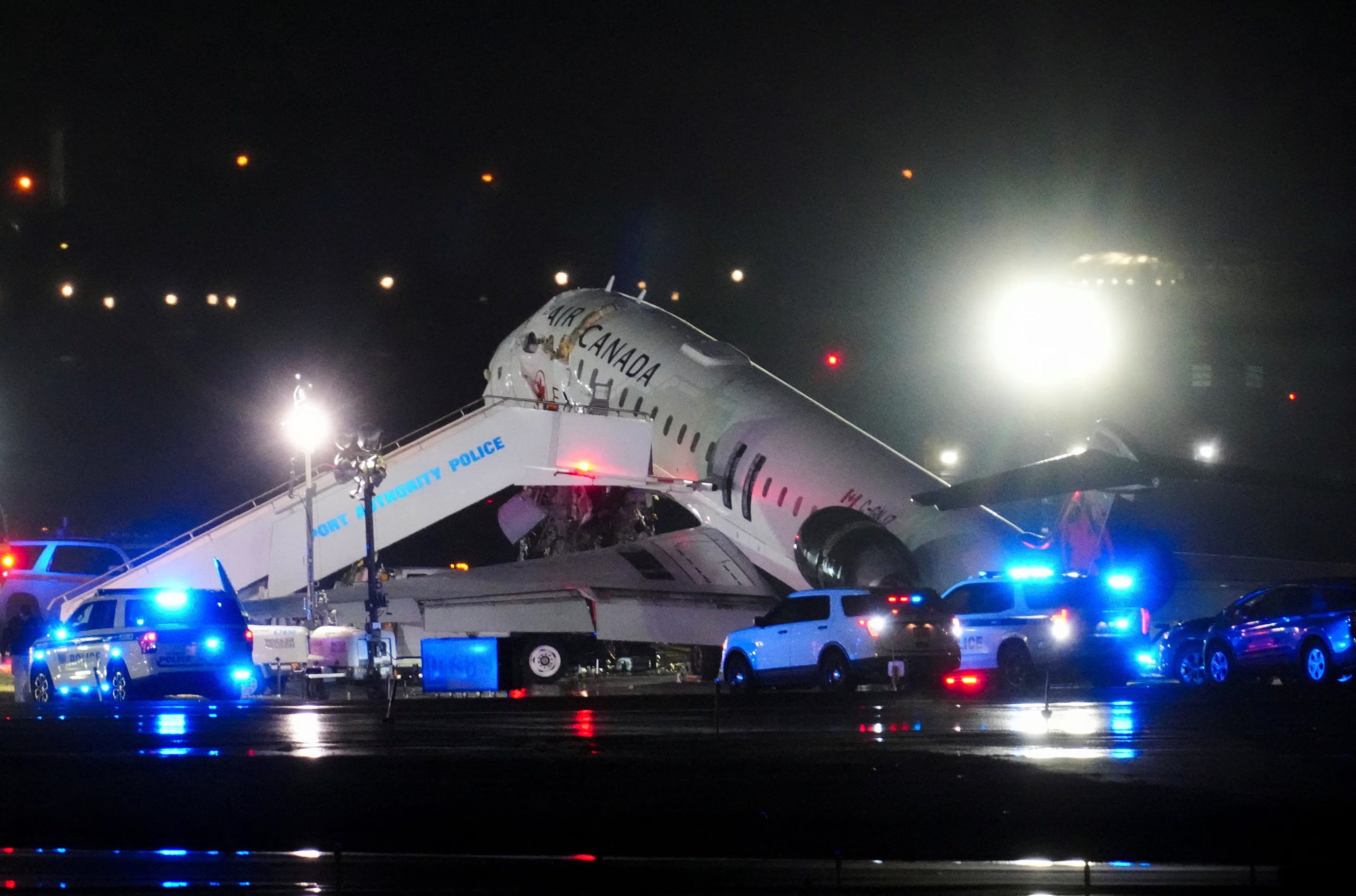El accidente de Air Canada Express en LaGuardia dejó dos pilotos fallecidos y al menos 41 personas hospitalizadas, impactando al sector aéreo (REUTERS/Adam Gray)