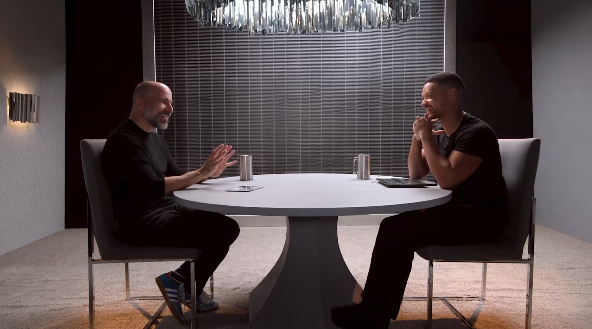 La llegada de los vehículos autónomos plantea un desafío para los nueve millones de conductores y repartidores que trabajan en Uber a nivel global (Captura de video: YouTube/@TheDiaryOfACEO)