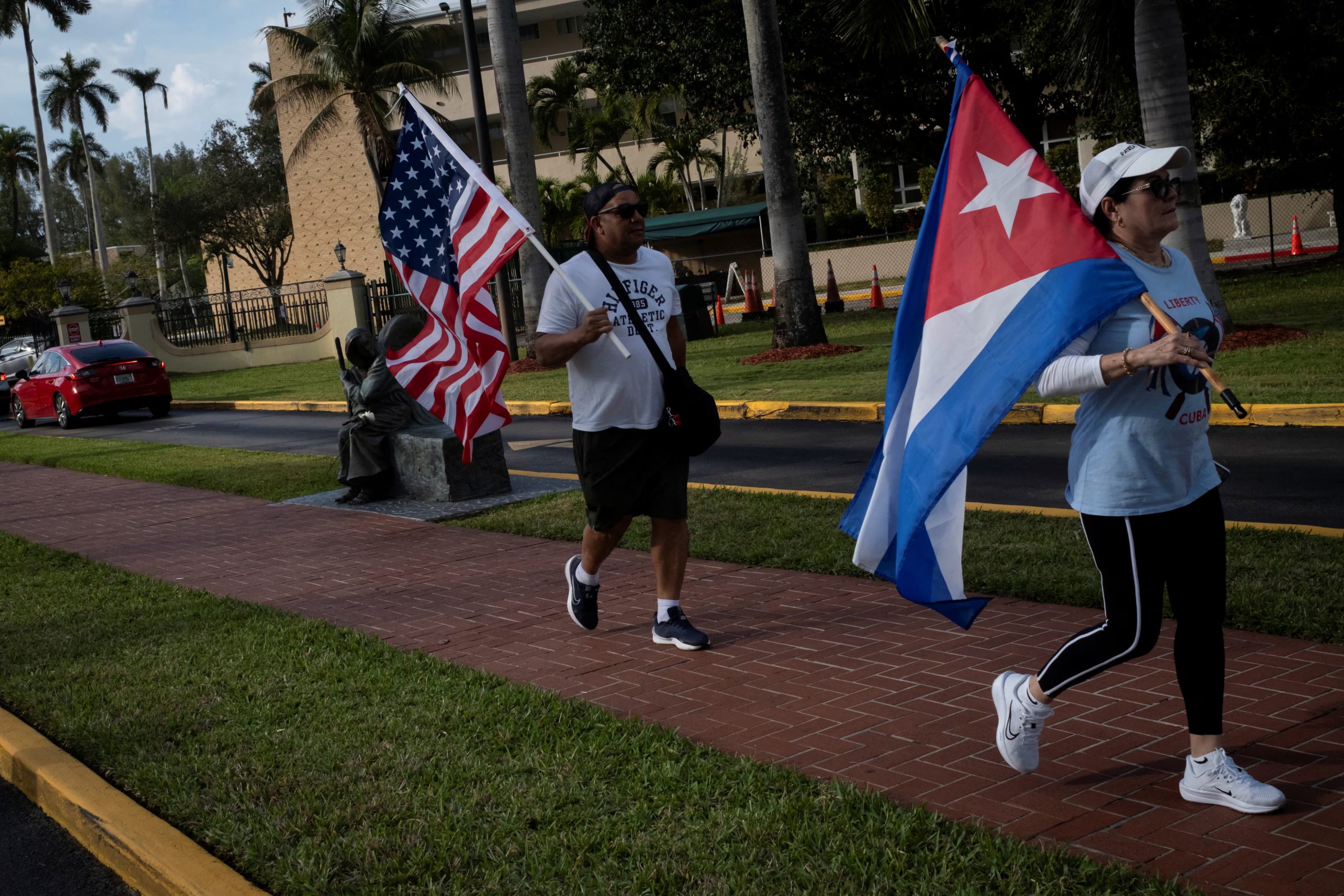 La gente sostiene banderas de Estados Unidos y Cuba mientras partidarios de Trump participan en una protesta contra el régimen de Cuba, en Miami, Florida, Estados Unidos, el 28 de febrero de 2026. REUTERS/Marco Bello