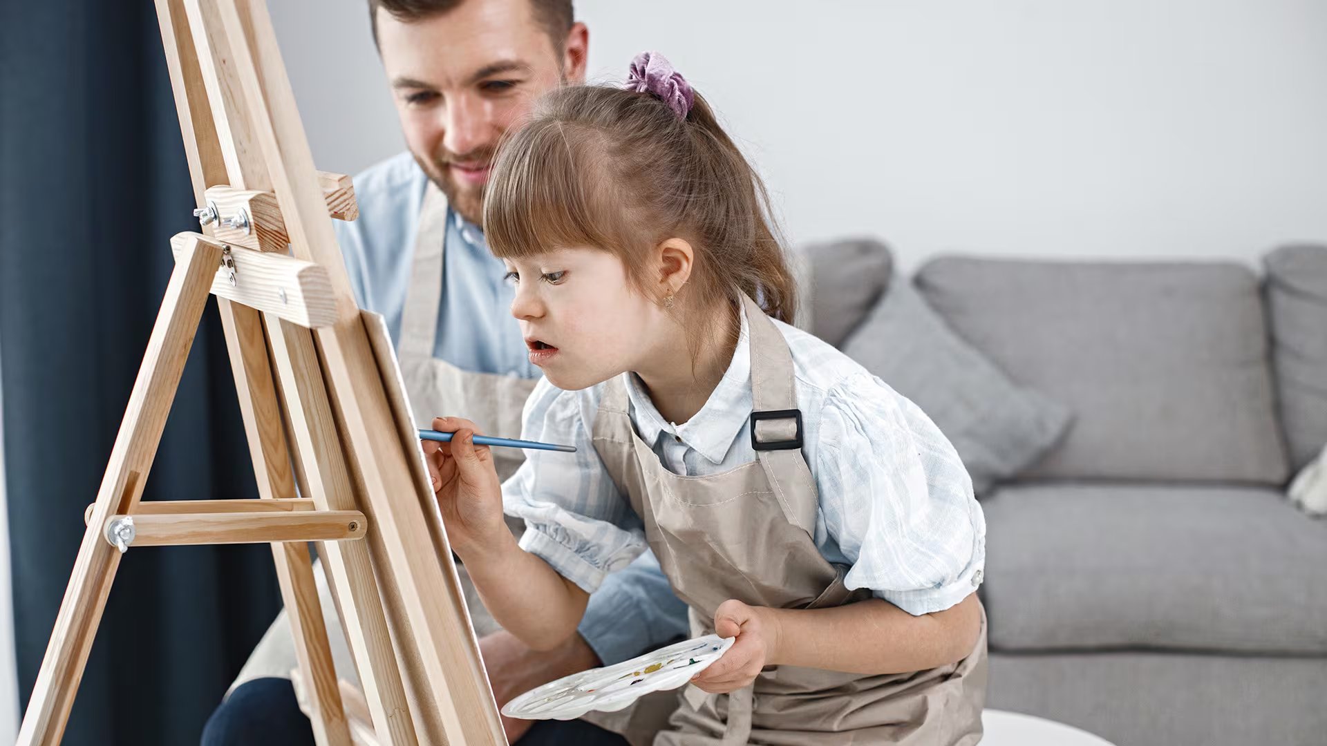 Los niños con esta condición aprenden imitando a otros. Según las especialistas, son buenos imitadores y muy sensibles. 