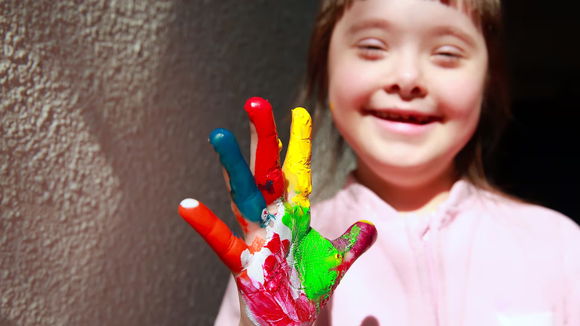 Las personas con síndrome de Down presentan rasgos físicos distintivos, pero mantienen su individualidad y genética familiar única. (Freepik)