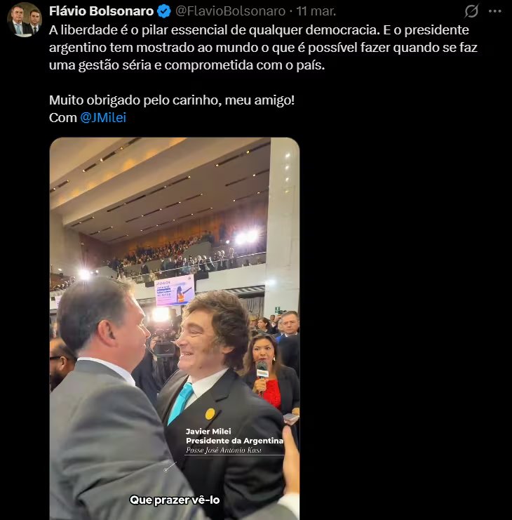 Javier Milei junto a Flavio Bolsonaro en la asunción de José Antonio Kast