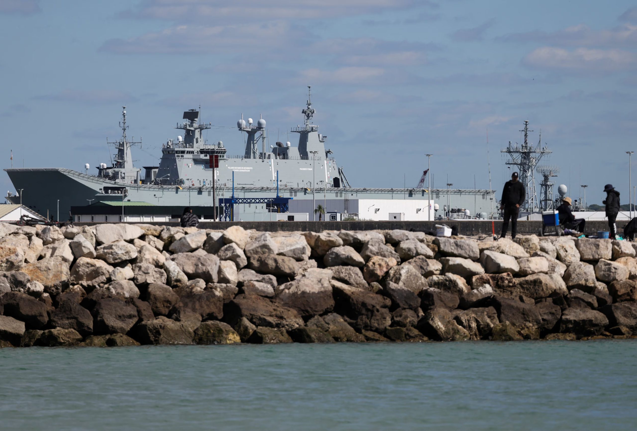 El portaaviones Juan Carlos I está atracado en la base naval de uso conjunto en Rota, en la provincia de Cádiz, España, el 15 de marzo de 2026. (REUTERS/Nacho Doce)
