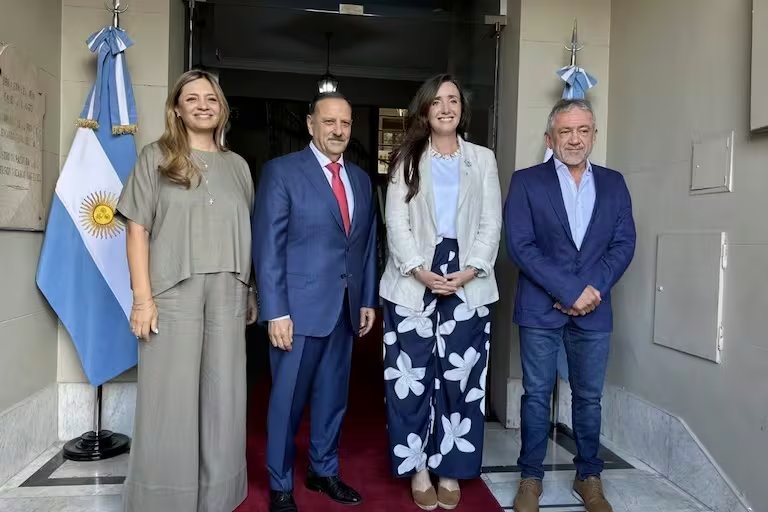 La vicepresidenta Victoria Villarruel junto al gobernador de La Rioja, Ricardo Quintela 