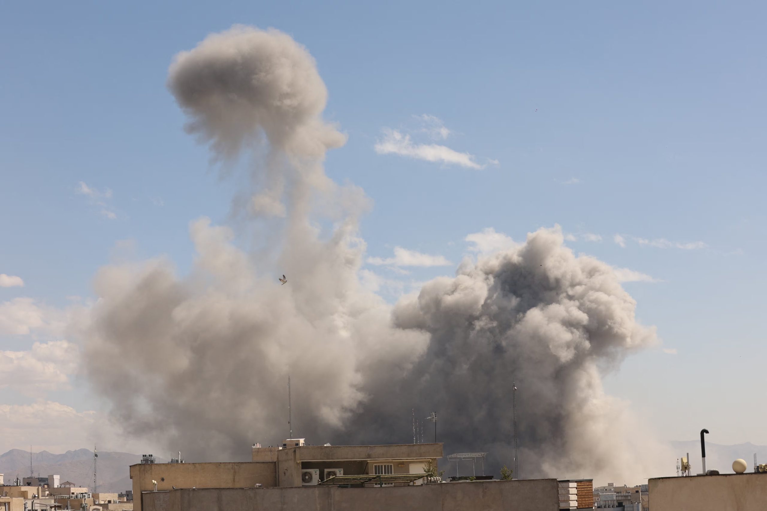 El humo se eleva tras una explosión, después de que Israel y Estados Unidos lanzaran ataques contra Irán, en Teherán, Irán, el 1 de marzo de 2026. Majid Asgaripour/WANA (Agencia de Noticias de Asia Occidental) vía REUTERS